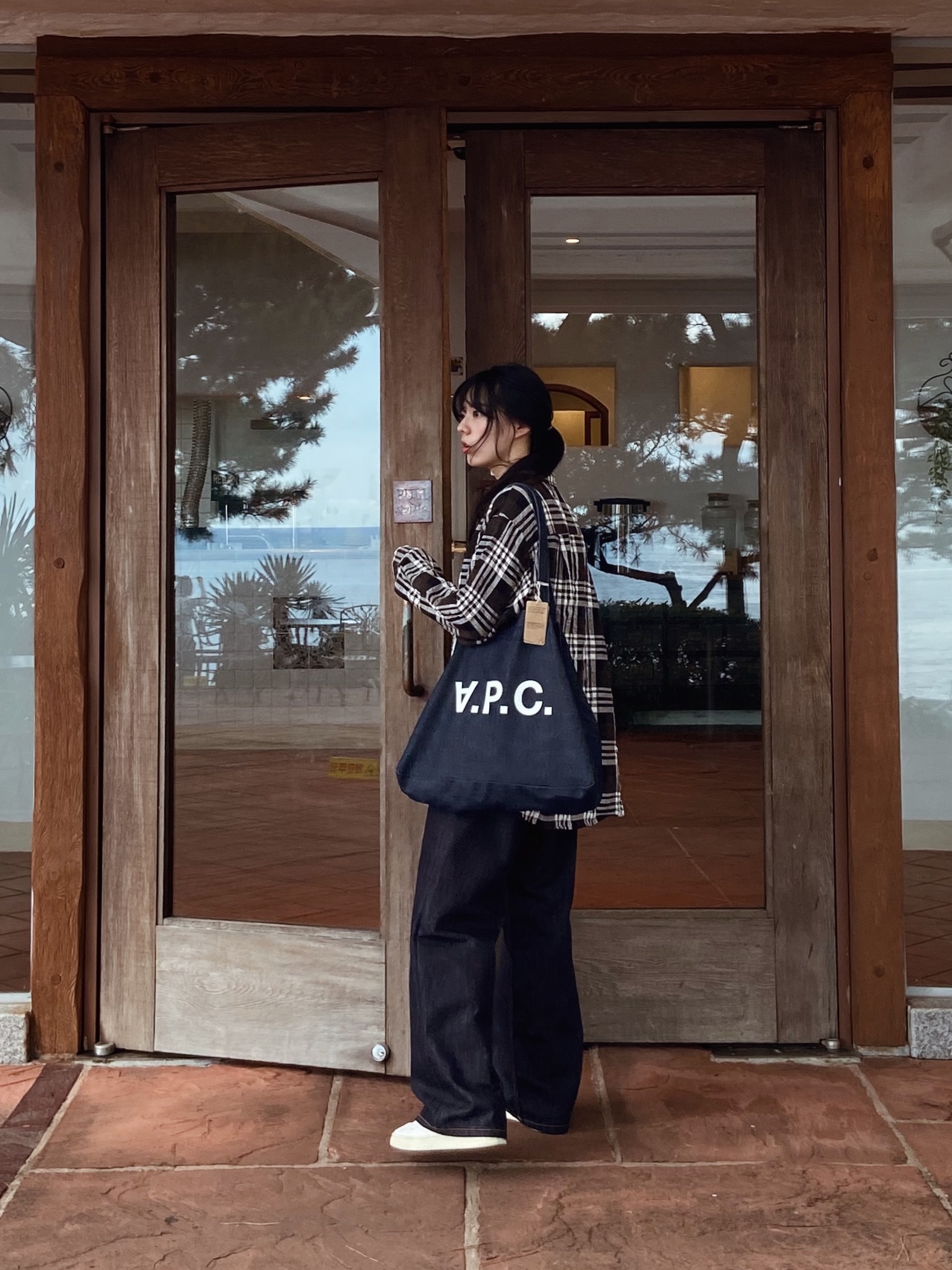 A.P.C. Daniela Shopping Bag Indigo 착용 스타일