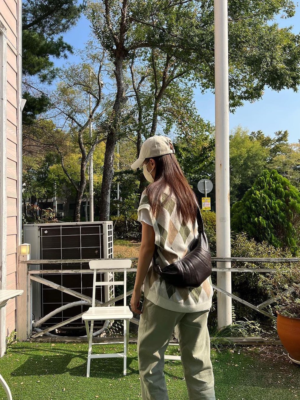 Lemaire Large Croissant Bag Soft Nappa Leather Dark Chocolate, Lemaire Small Croissant Bag Soft Nappa Leather Black 착용 스타일 - 5