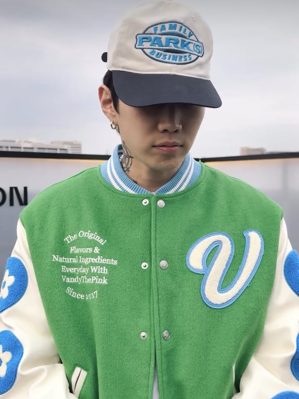 Vandy The Pink Lemonade Varsity Jacket, Thug Club Rock Hoodie Gray 착용 스타일 - 2