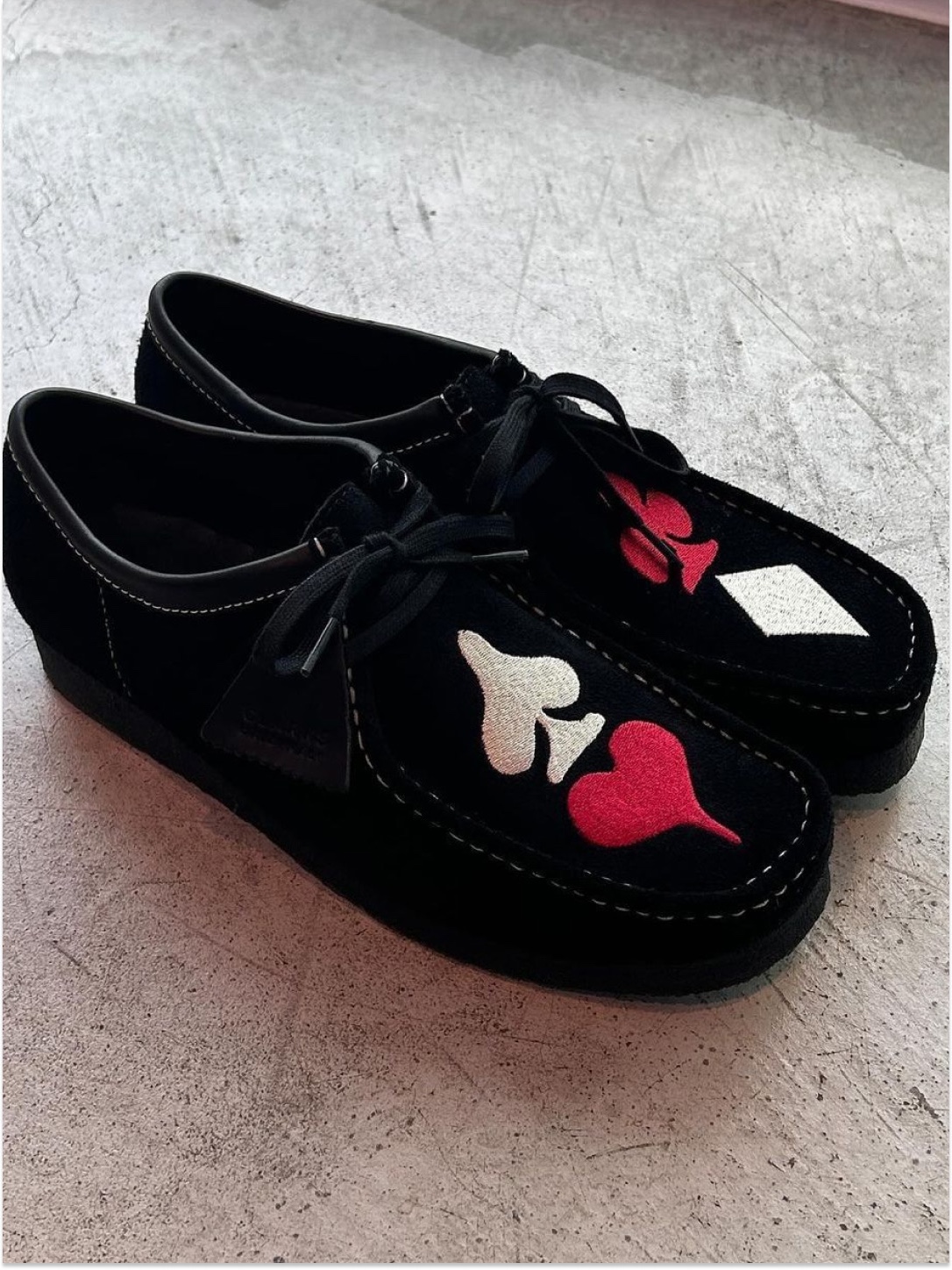Clarks x Stussy Wallabee Black Suede 착용 스타일 - 5
