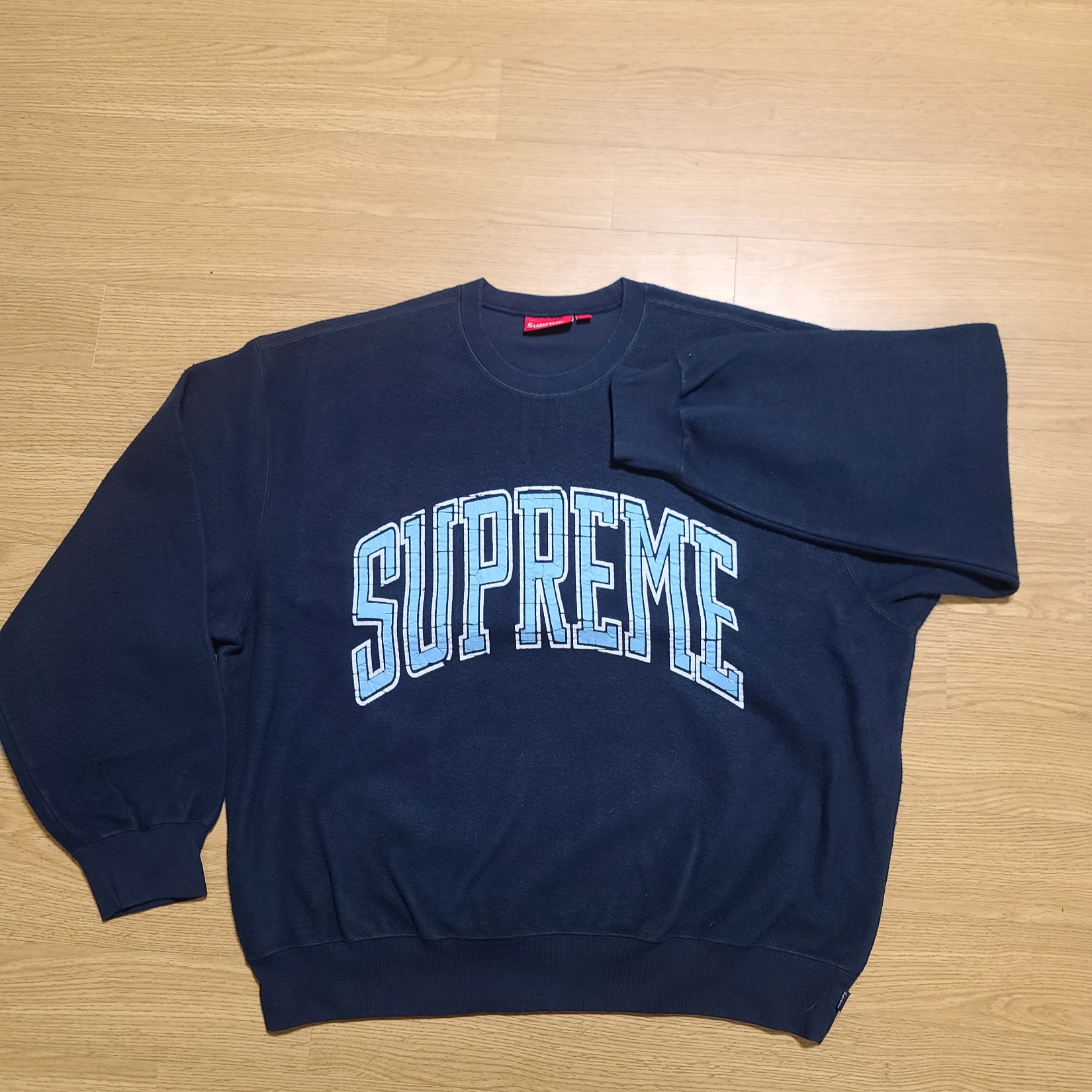 Supreme Varsity Hooded Sweatshirt Black - 23FW, Supreme Inside Out Crewneck Black - 23FW 착용 스타일 - 3