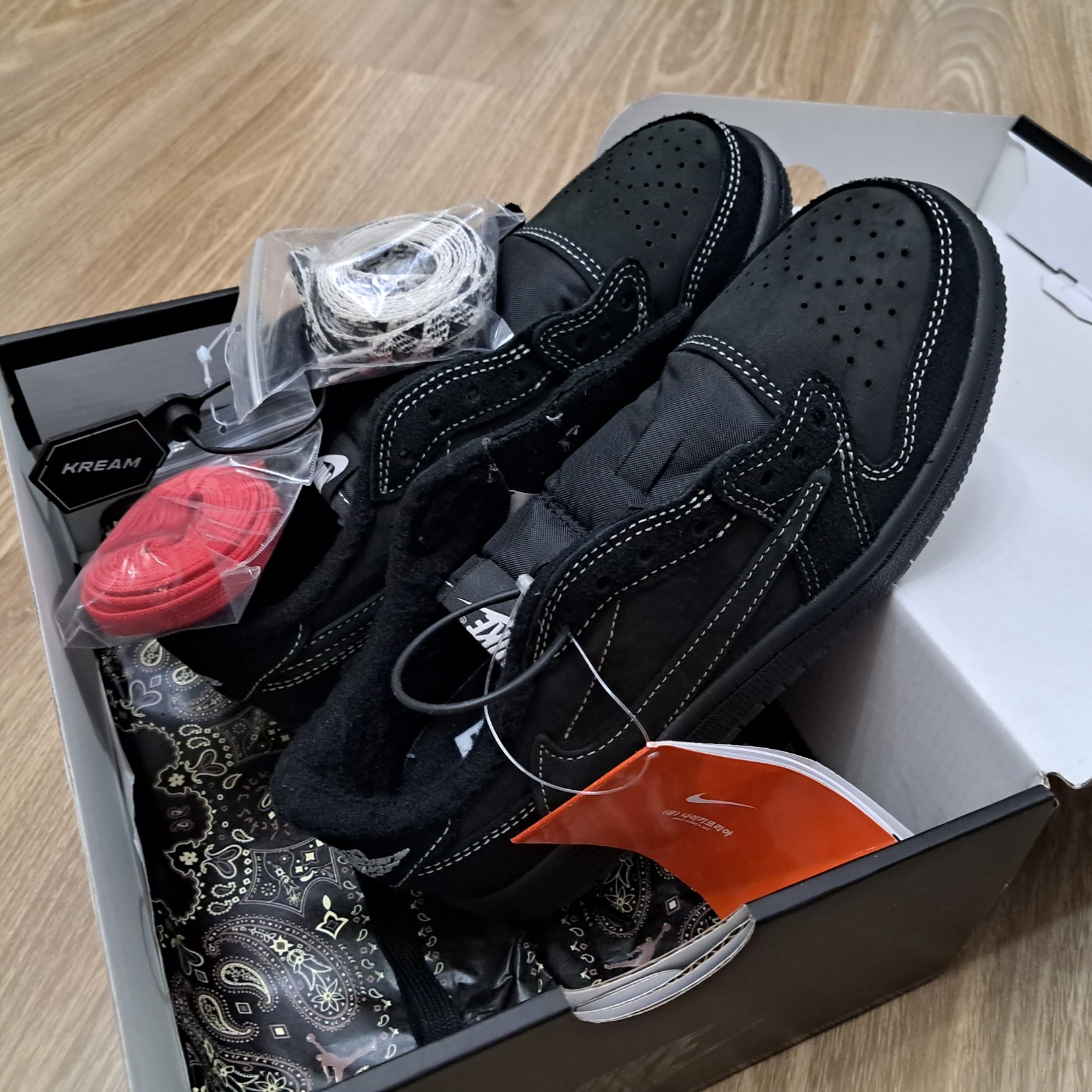 (PS) Jordan 1 x Travis Scott Retro Low OG SP Black Phantom 착용 스타일 - 1
