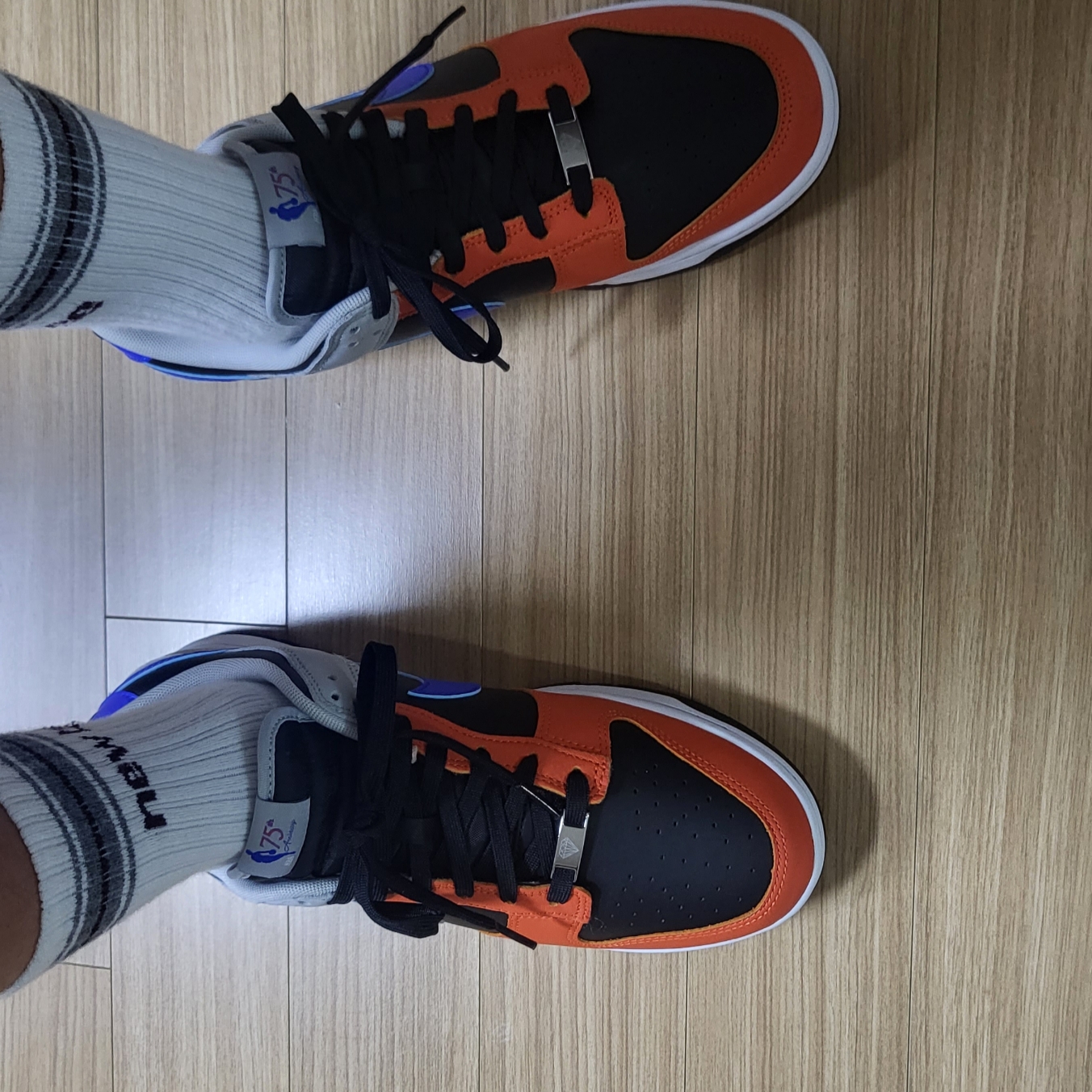 Nike x NBA Dunk Low Retro EMB Racer Blue and Orange 착용 스타일 - 5