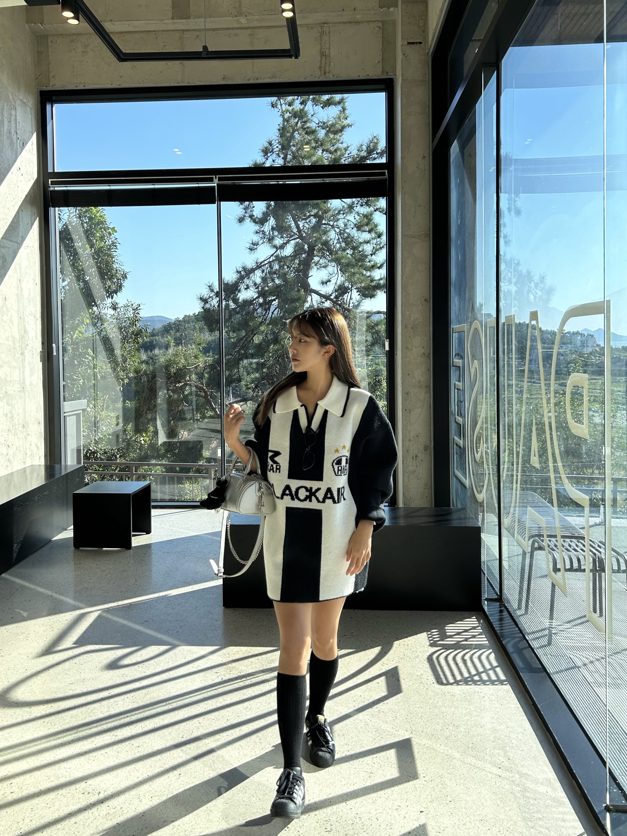 Adidas Superstar Core Black White 착용 스타일 - 4
