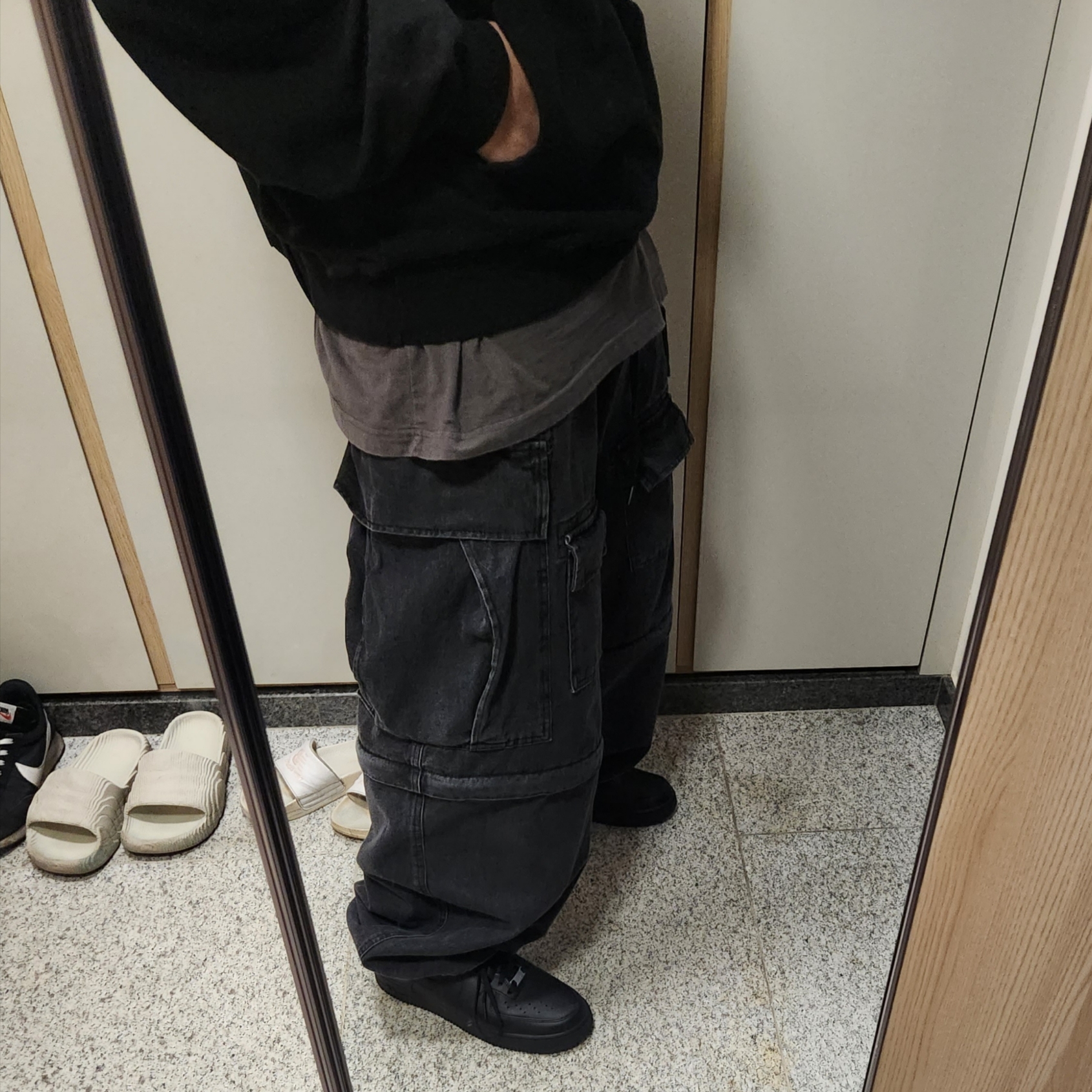 Nike Air Force 1 '07 Low Triple Black 착용 스타일
