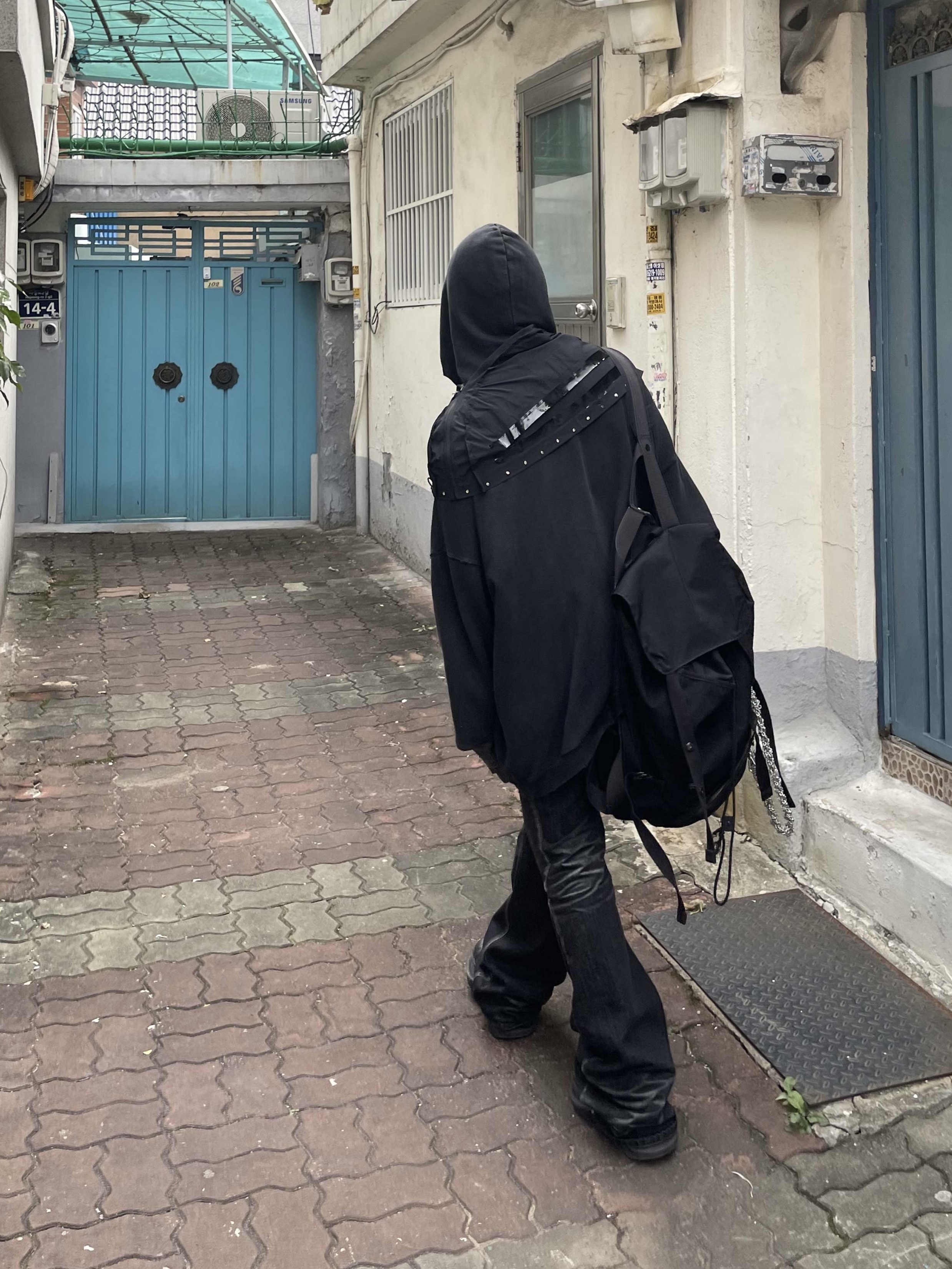 OMO Glitter Coated Flared Jean Washed Black, Undermycar Leachianus Multiple Tangles Double Logo Chain Down Blue - 23SS 착용 스타일 - 4