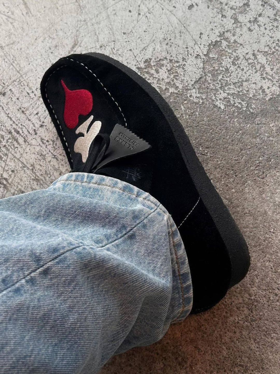 Clarks x Stussy Wallabee Black Suede 착용 스타일 - 3