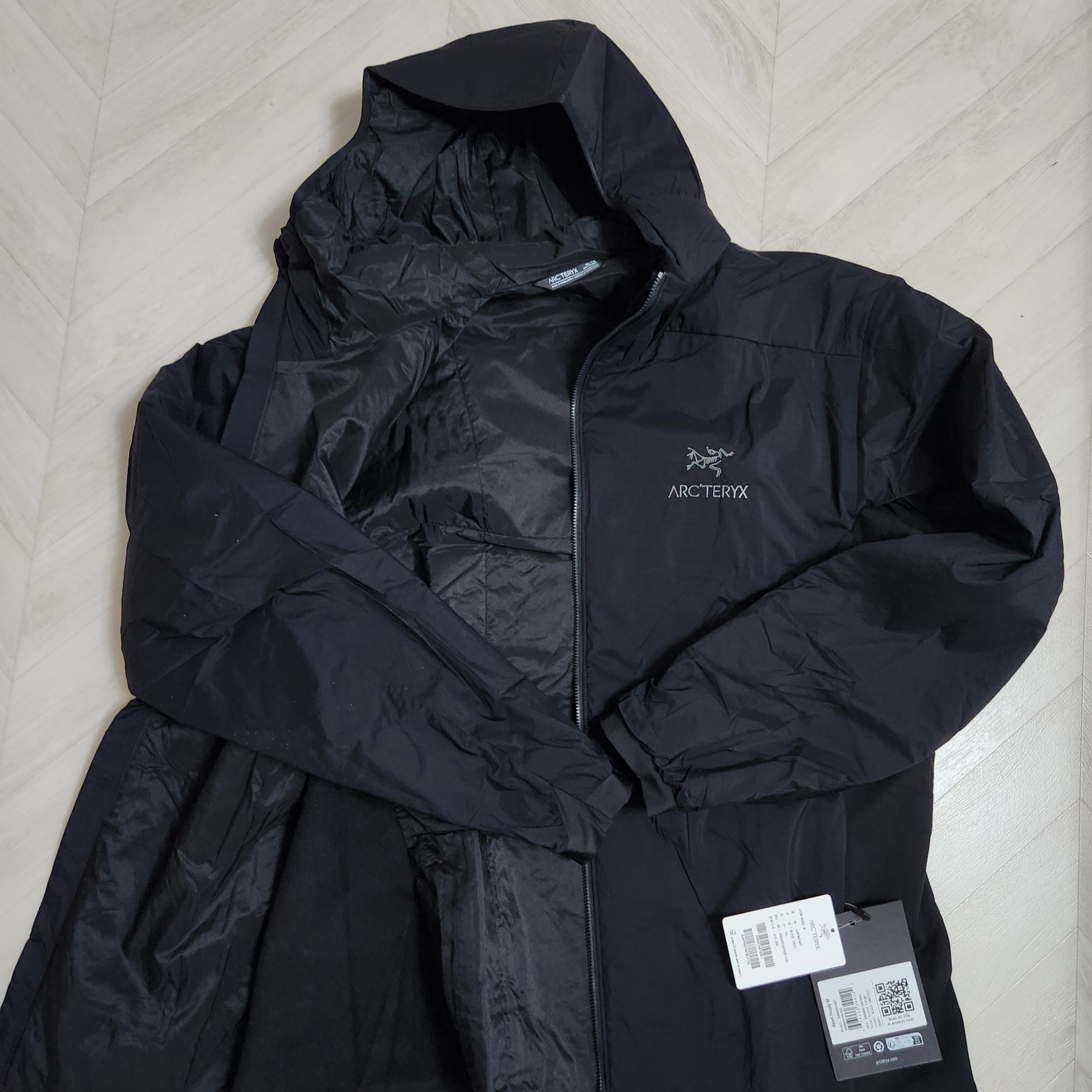 Arc'teryx Atom Hoody Black 착용 스타일 - 2