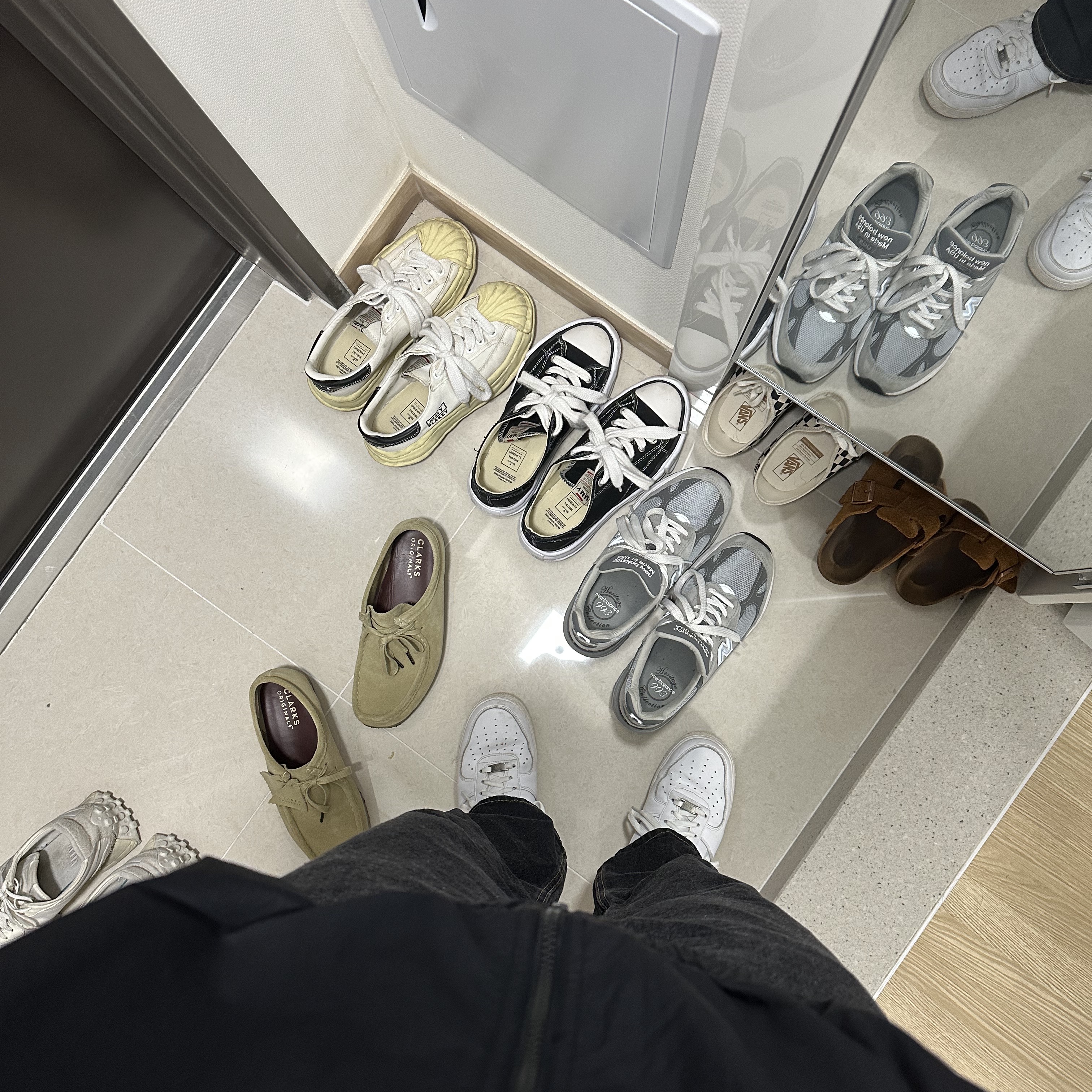 Maison Mihara Yasuhiro Blakey VL OG Sole Canvas Low-top Sneakers White, Maison Mihara Yasuhiro Peterson OG Sole Canvas Low Sneakers Black 착용 스타일