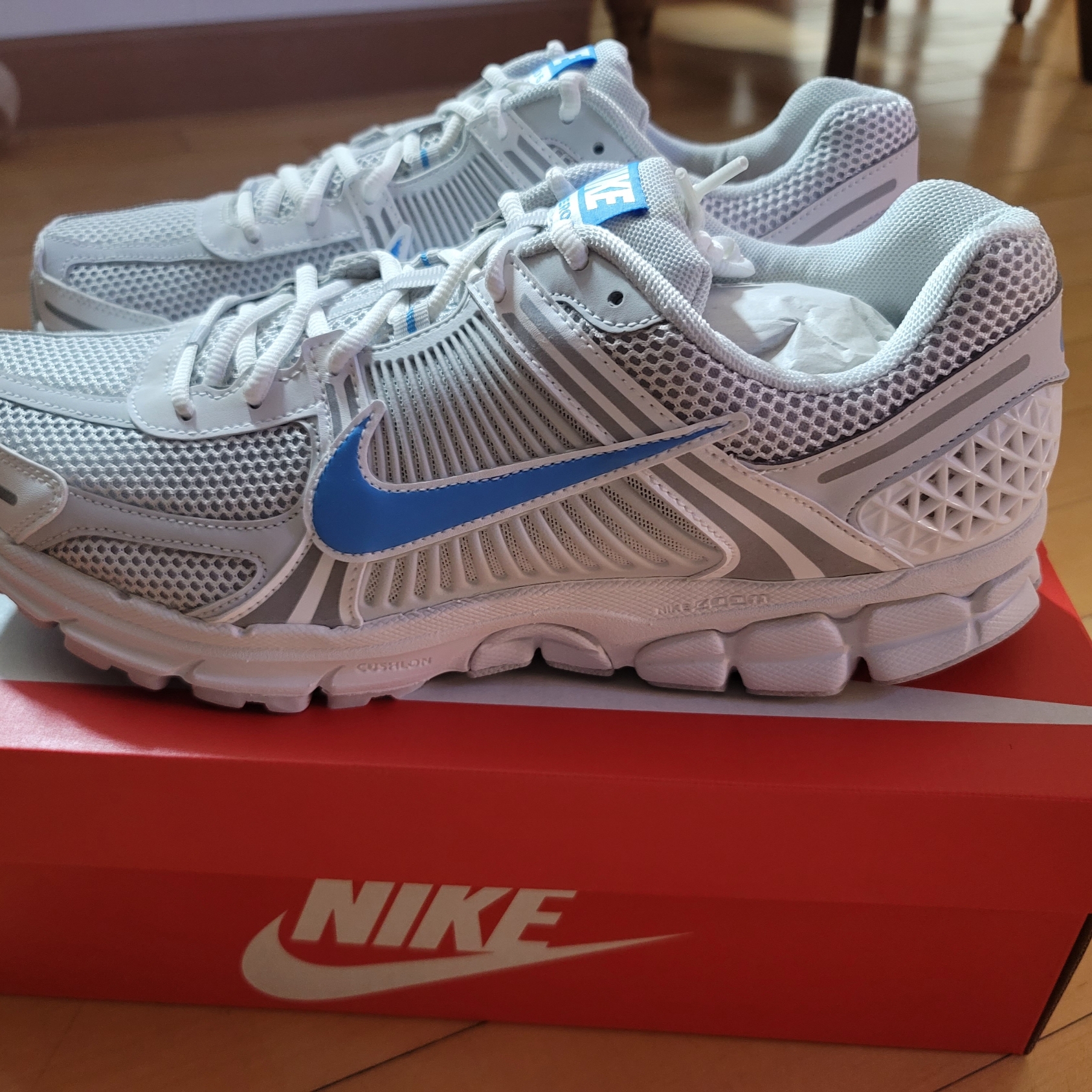 Nike Zoom Vomero 5 Photon Dust and University Blue 착용 스타일 - 2