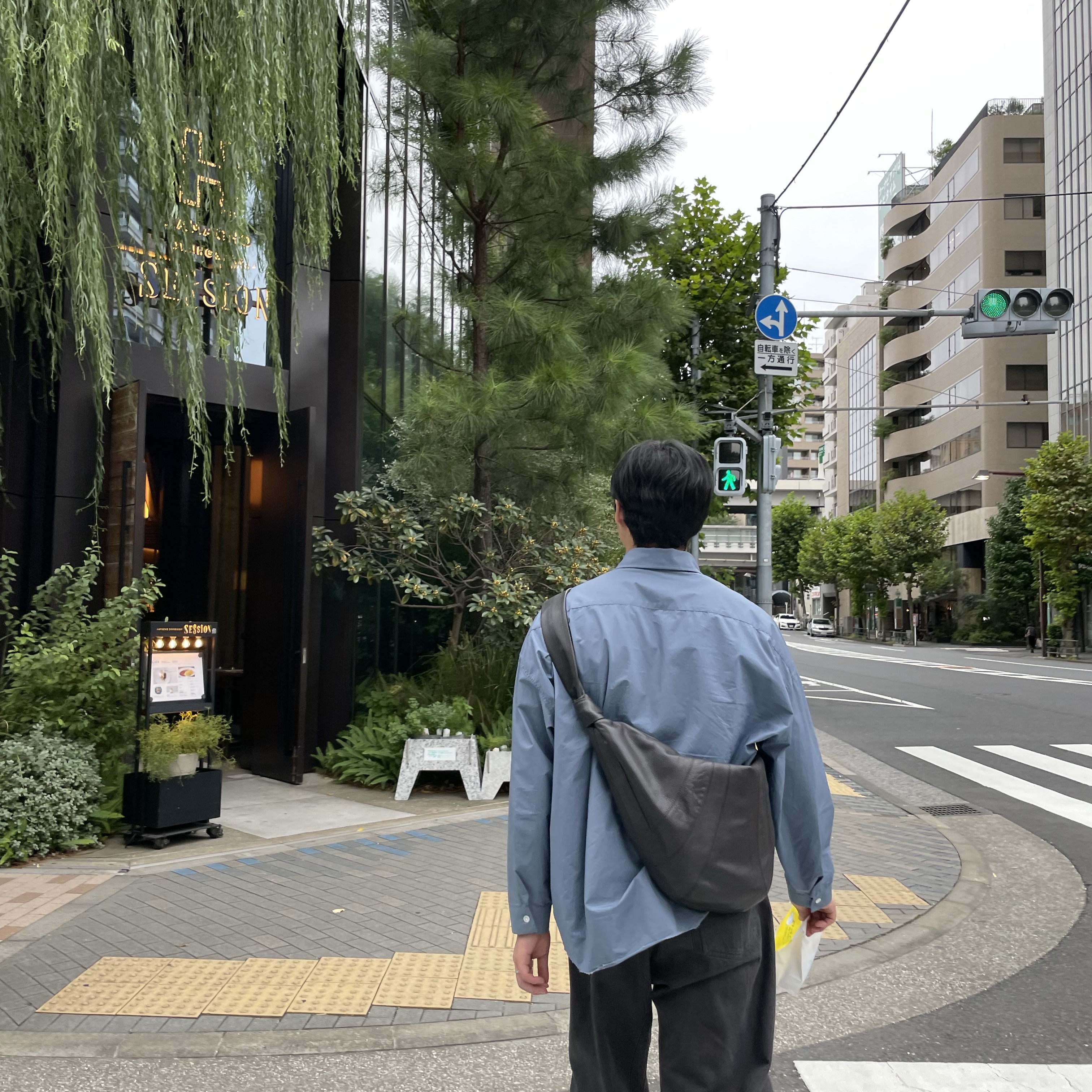 Lemaire Large Croissant Bag Soft Grained Leather Dark Chocolate, Lemaire Twisted Belted Pants Zinc 착용 스타일