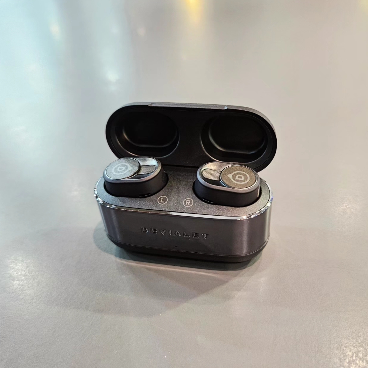 Devialet Gemini2 True Wireless Earbuds Black 착용 스타일