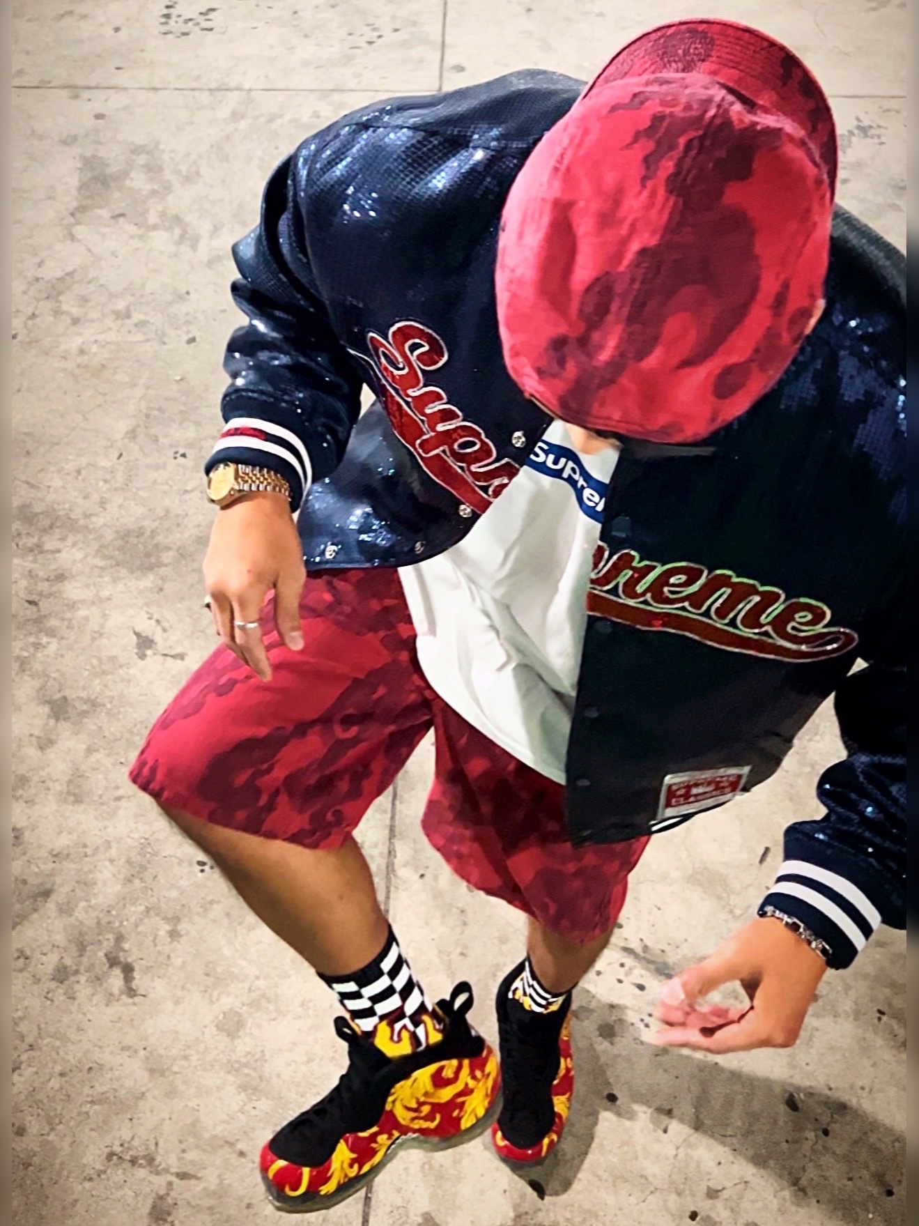 Supreme Flames Jacquard Denim Camp Cap Washed Red - 23SS, Supreme Flames Jacquard Baggy Denim Shorts Washed Red - 23SS 착용 스타일 - 1