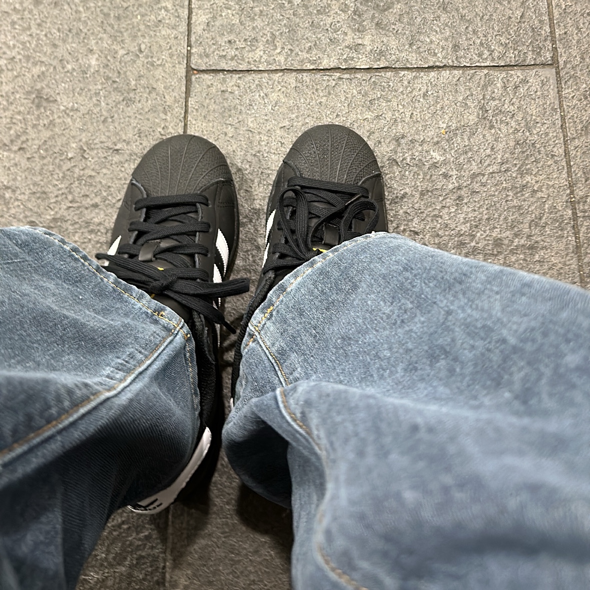(J) Adidas Superstar Black White 착용 스타일 - 2