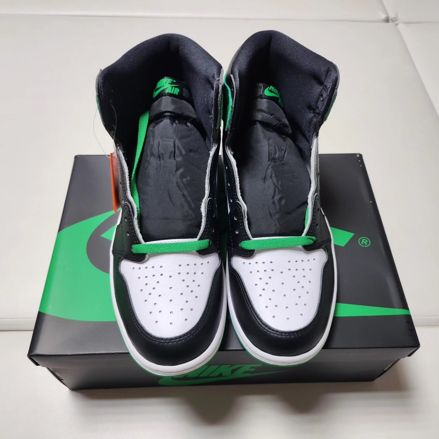Jordan 1 Retro High OG Black and Lucky Green 착용 스타일 - 3