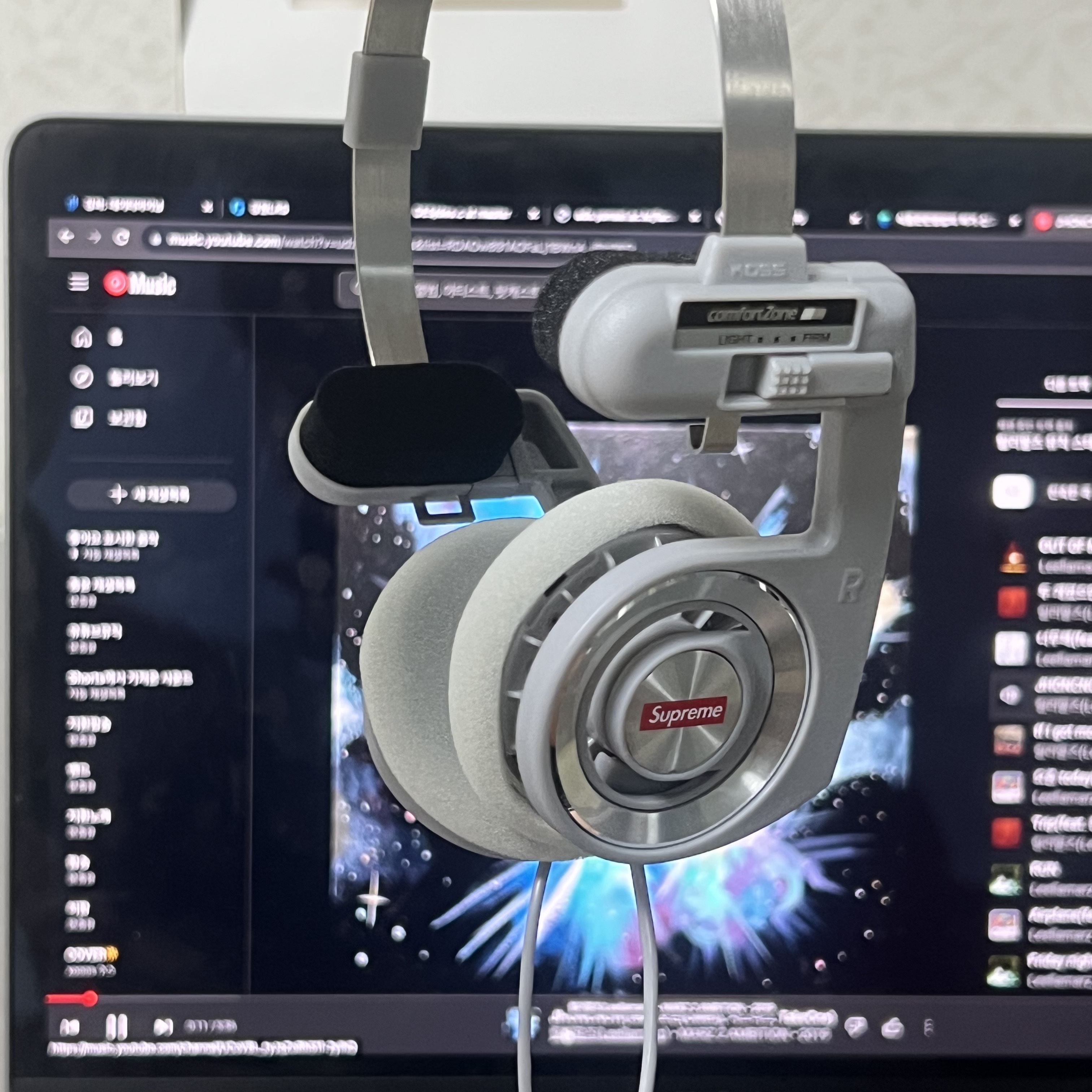 Supreme x Koss Portapro Headphones Silver - 23FW 착용 스타일 - 2