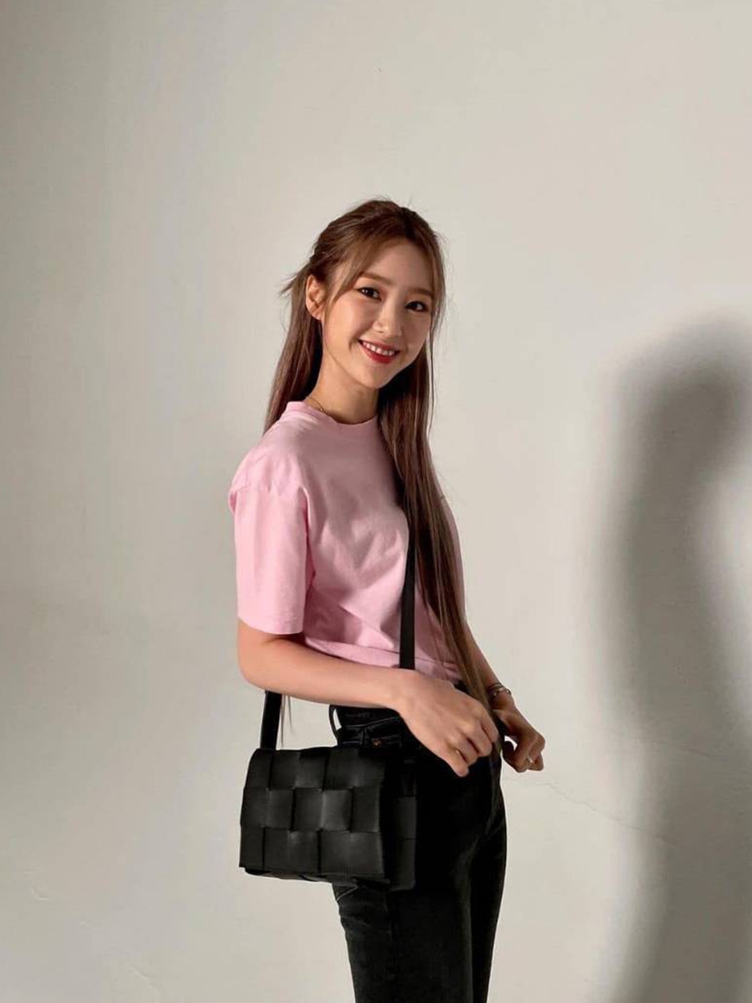 Bottega Veneta Mini Leather Cassette Black, Bottega Veneta Small Leather Cassette White 착용 스타일 - 2
