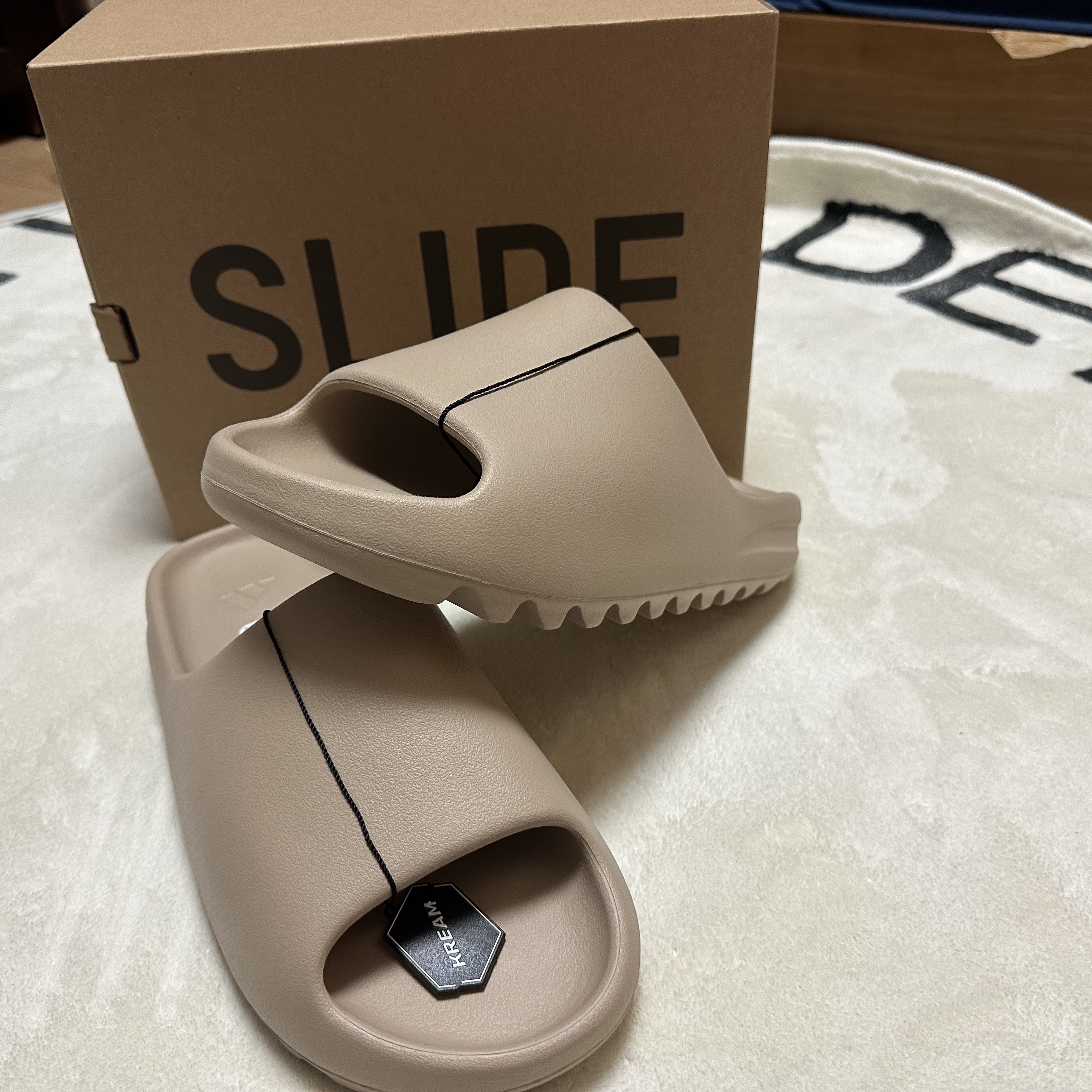 Adidas Yeezy Slide Pure - Re-Release Ver. 착용 스타일 - 2