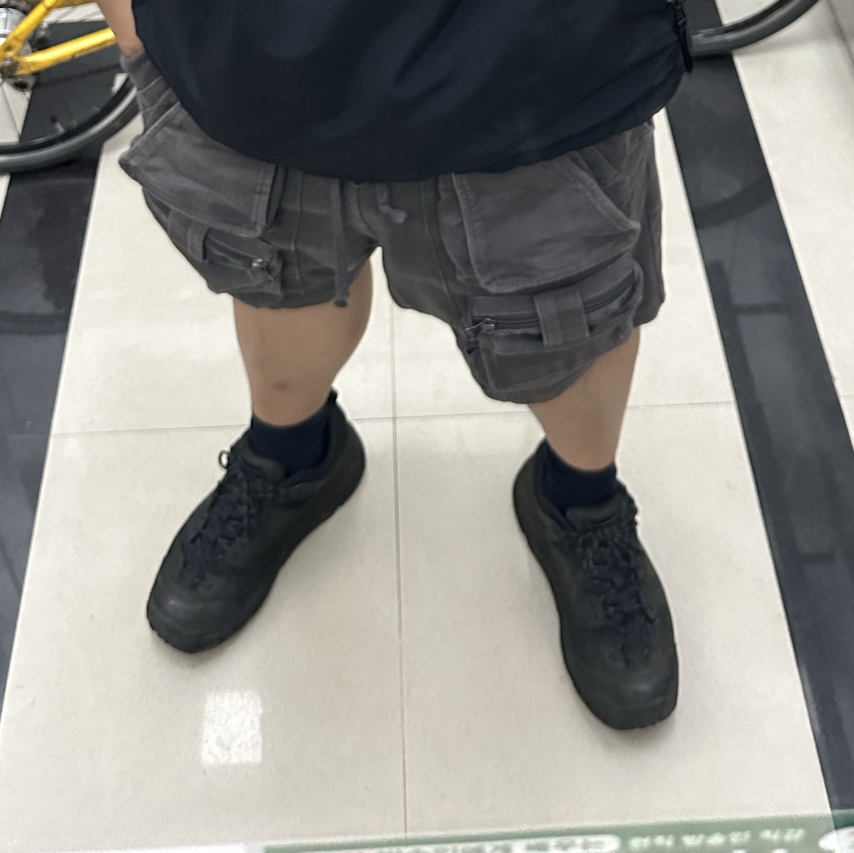 Hoka Tor Ultra Low Black Zest 착용 스타일