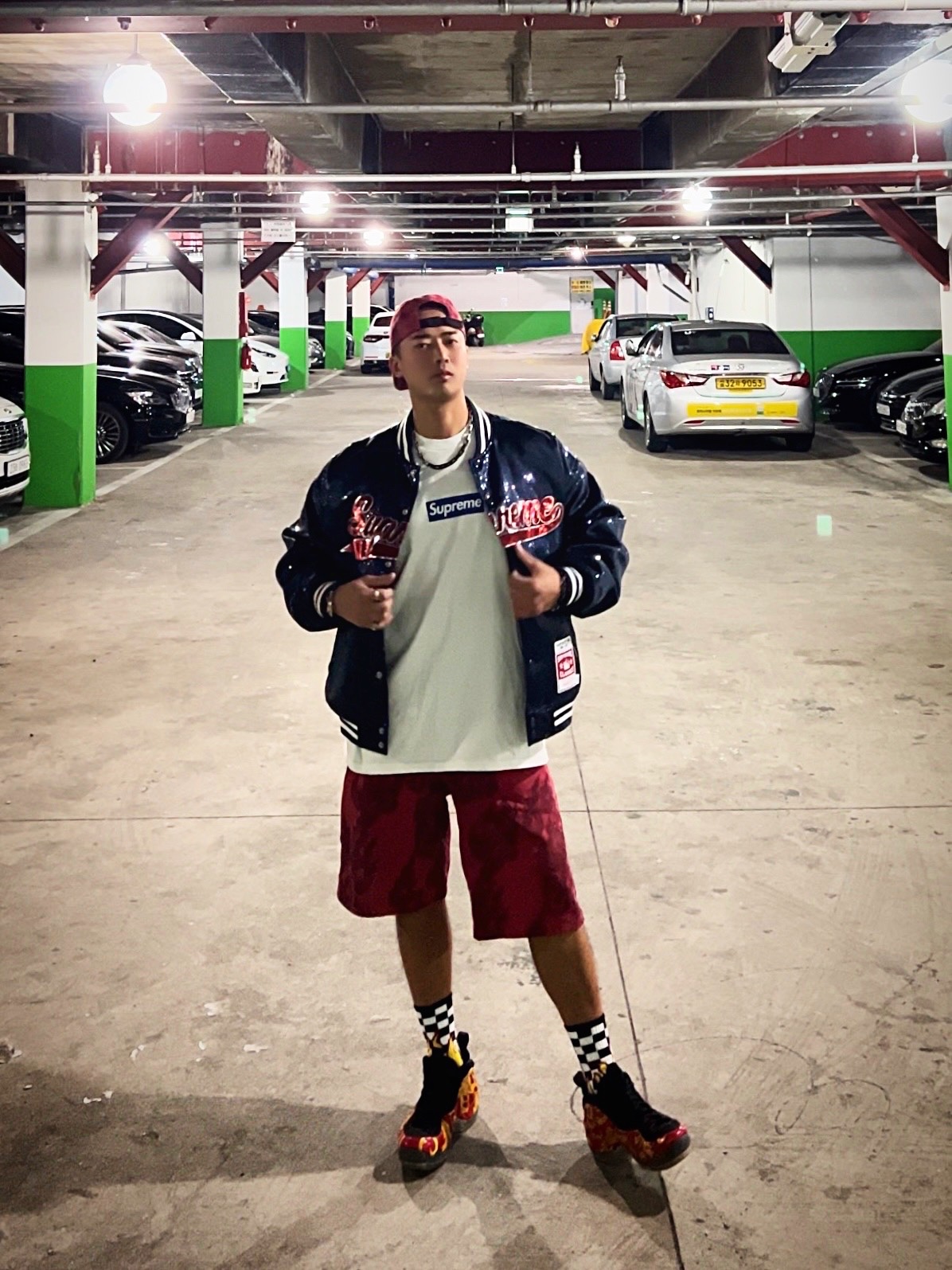 Supreme Flames Jacquard Denim Camp Cap Washed Red - 23SS, Supreme Flames Jacquard Baggy Denim Shorts Washed Red - 23SS 착용 스타일 - 3
