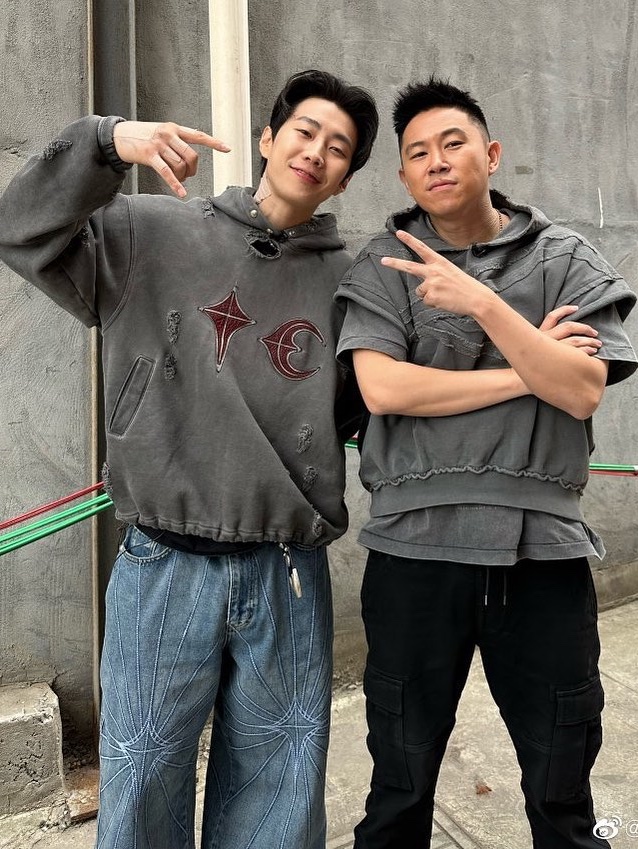 Vandy The Pink Lemonade Varsity Jacket, Thug Club Rock Hoodie Gray 착용 스타일 - 3