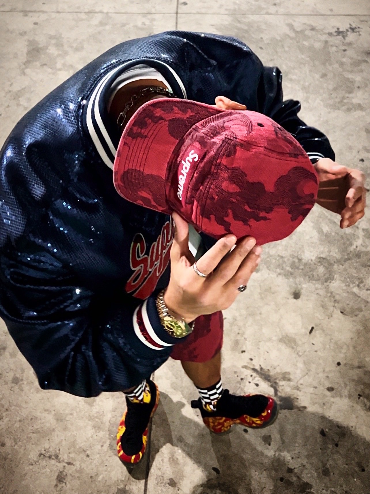 Supreme Flames Jacquard Denim Camp Cap Washed Red - 23SS, Supreme Flames Jacquard Baggy Denim Shorts Washed Red - 23SS 착용 스타일 - 2