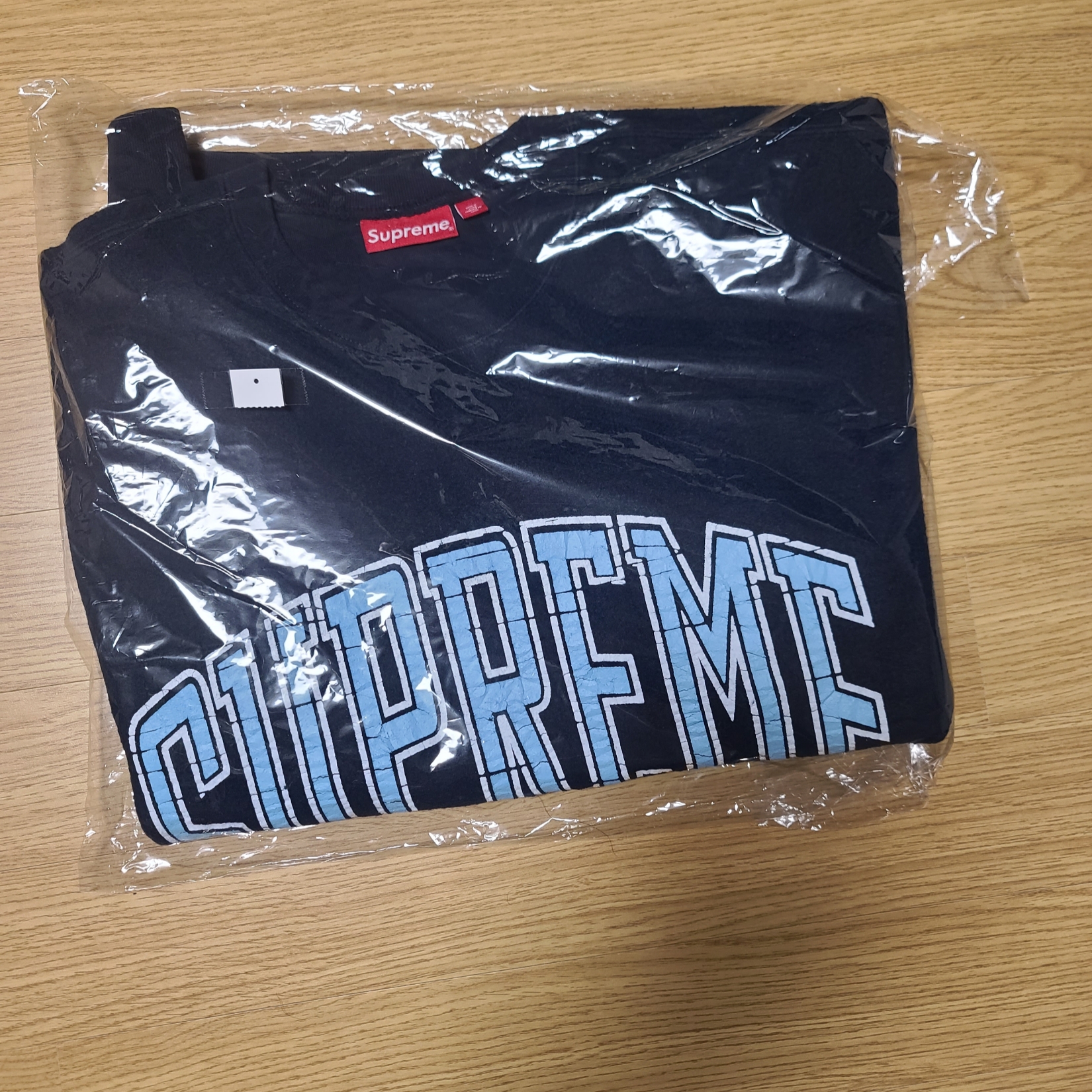 Supreme Varsity Hooded Sweatshirt Black - 23FW, Supreme Inside Out Crewneck Black - 23FW 착용 스타일 - 4