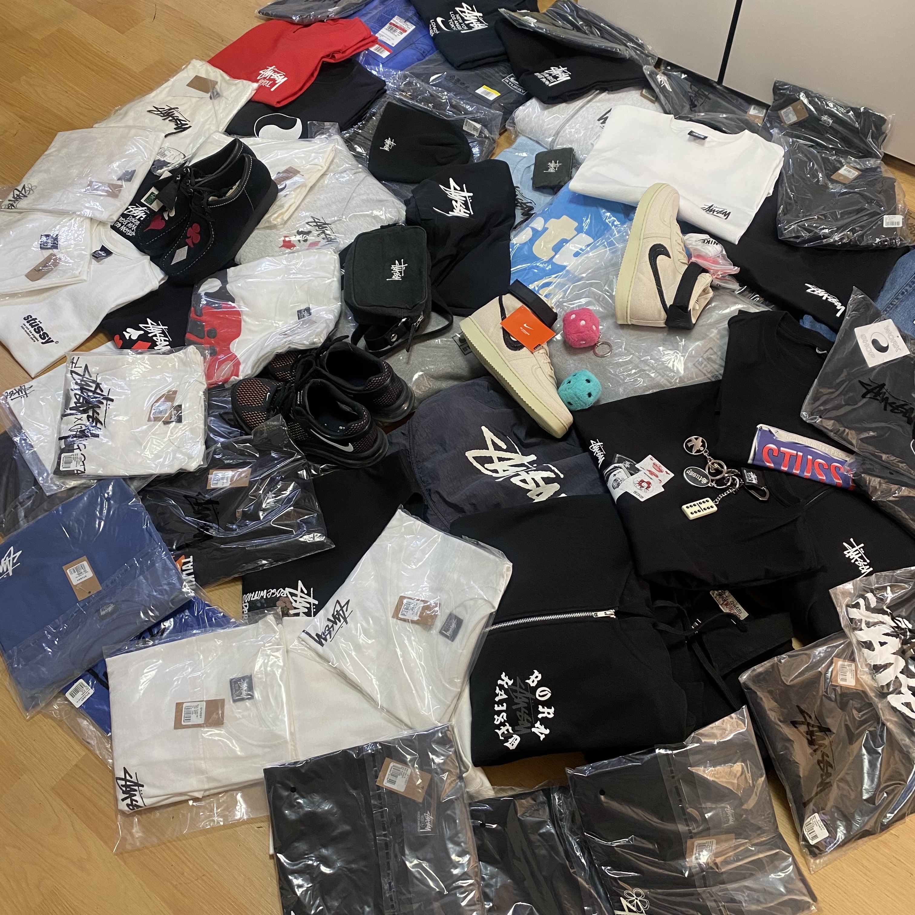 Stussy Stock Los Angeles T-Shirt Black, Stussy x Born X Raised Logo Zip Hoodie Black 착용 스타일
