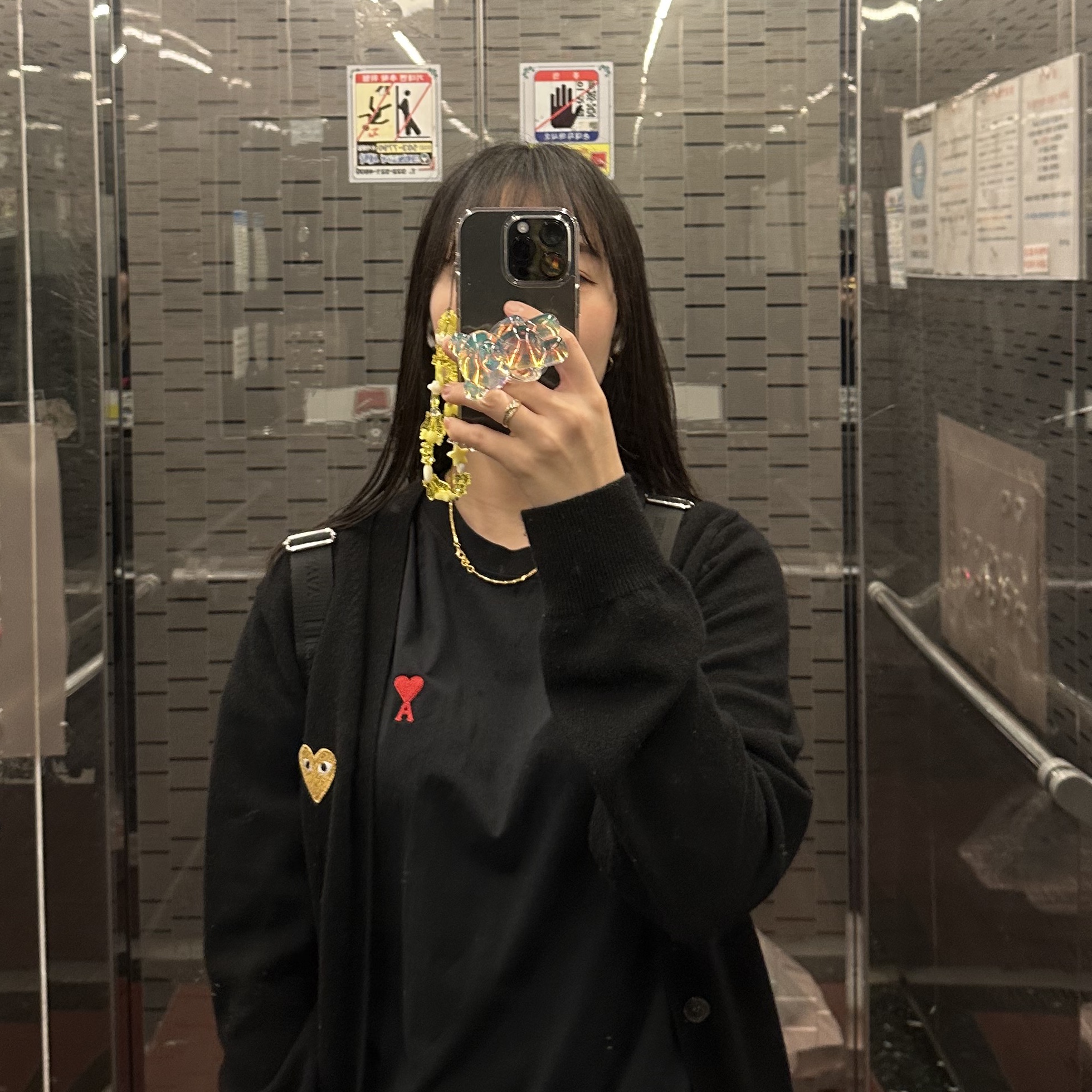 AMI de Coeur Boxy Fit T-Shirt Black, Play Comme des Garcons Gold Heart Knit Cardigan Black 착용 스타일