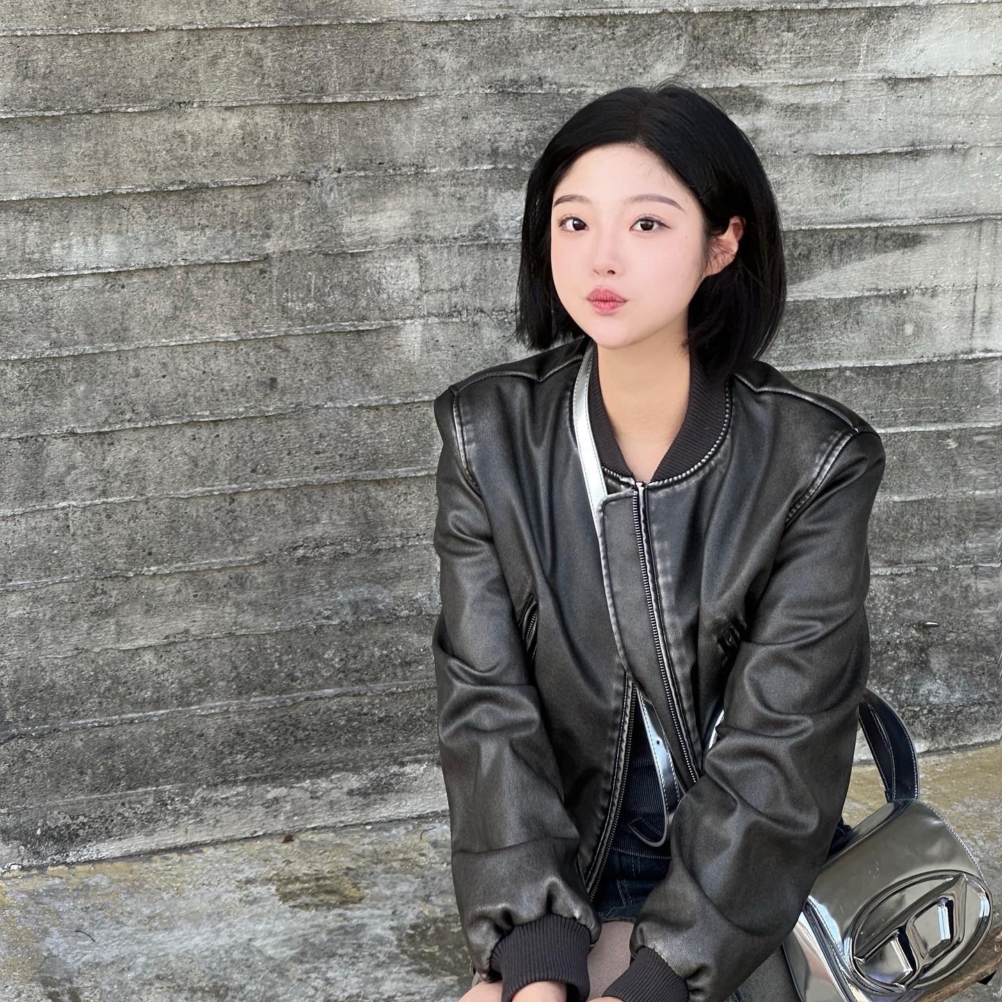 Diesel 1DR Shoulder Bag in Mirrored Leather Silver 착용 스타일 - 3