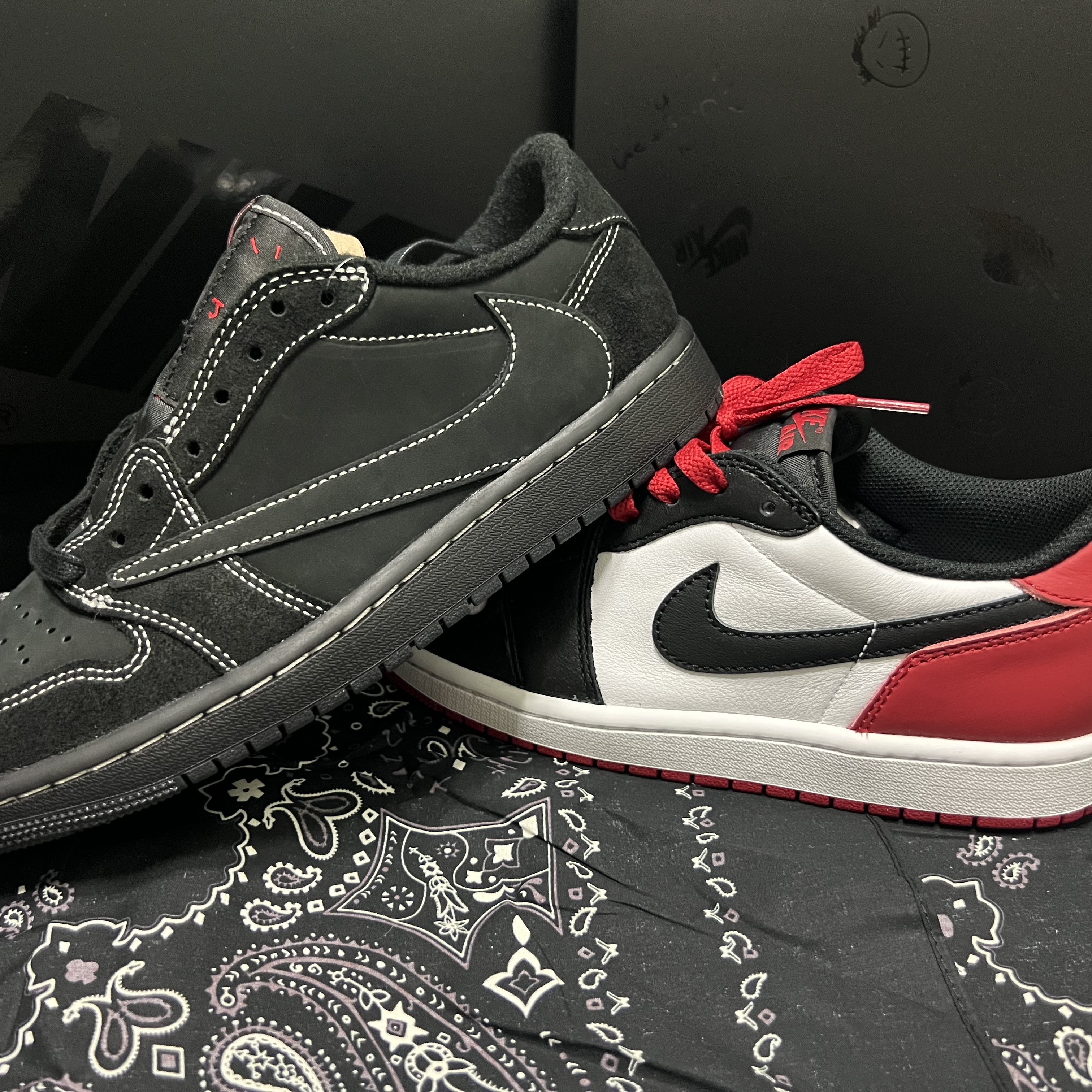 Jordan 1 x Travis Scott Retro Low OG SP Black Phantom, Jordan 1 Retro Low OG Black Toe 착용 스타일 - 1