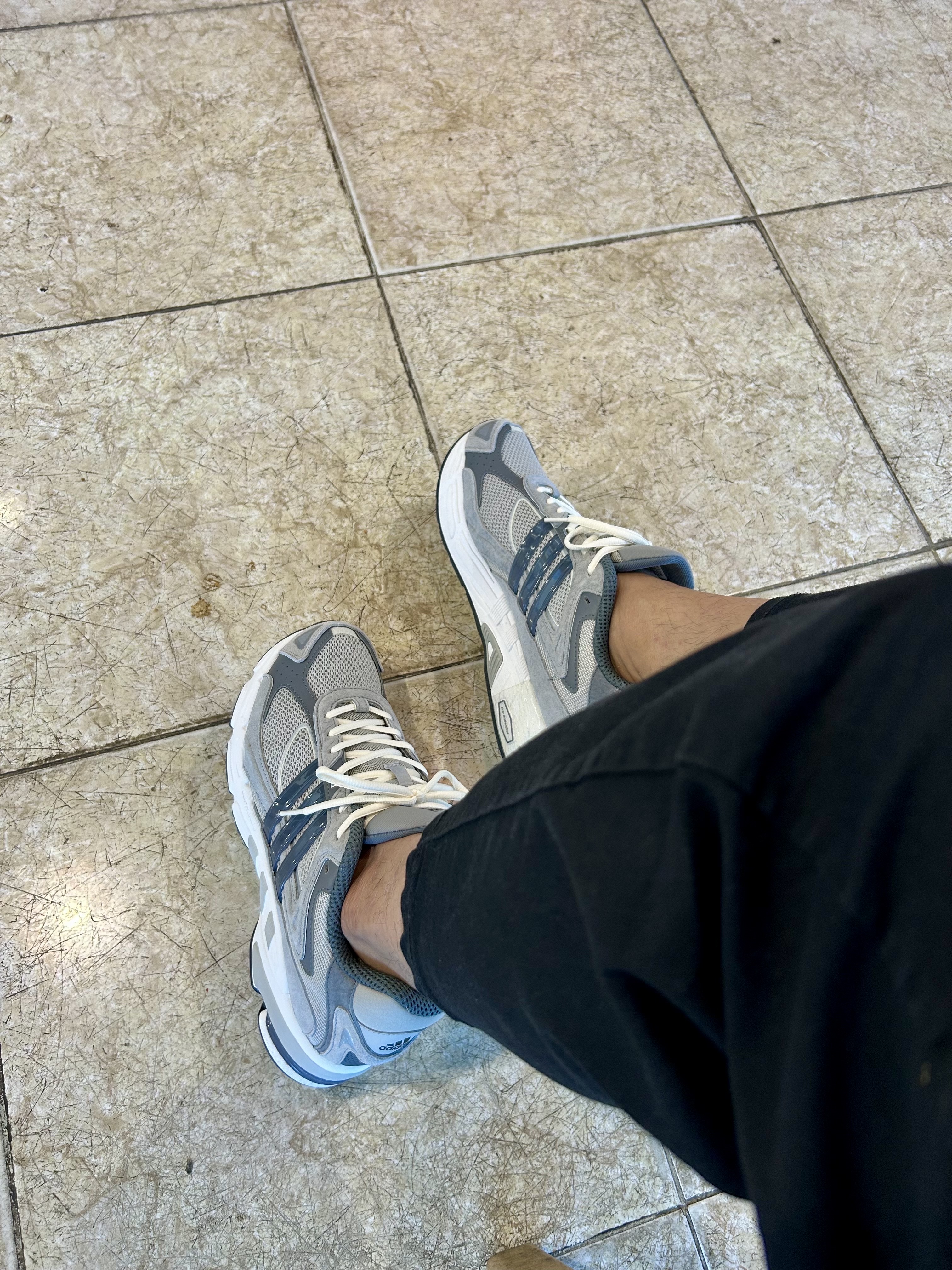 Adidas Response CL Grey 착용 스타일 - 2