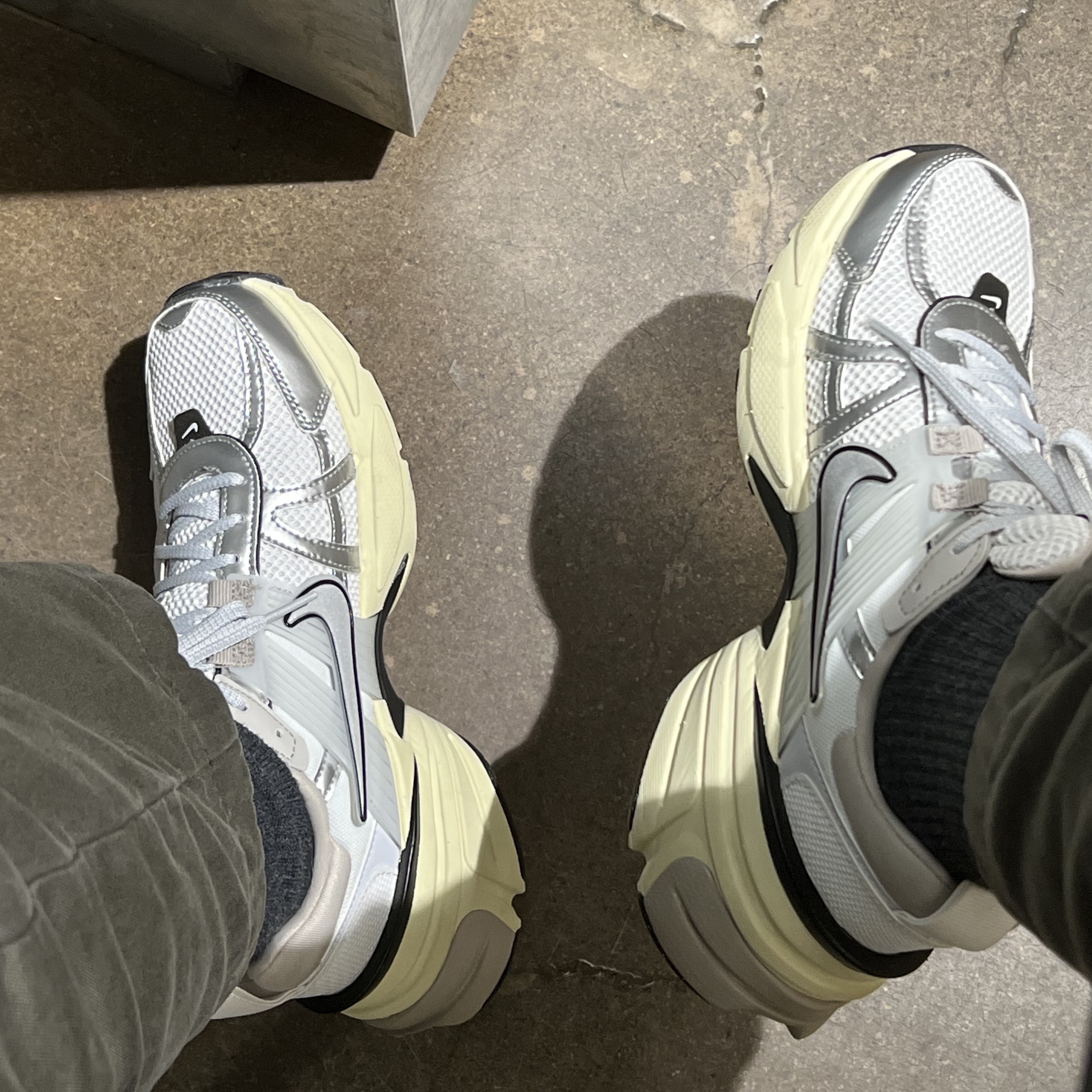 Nike V2K Run Summit White Metallic Silver 착용 스타일