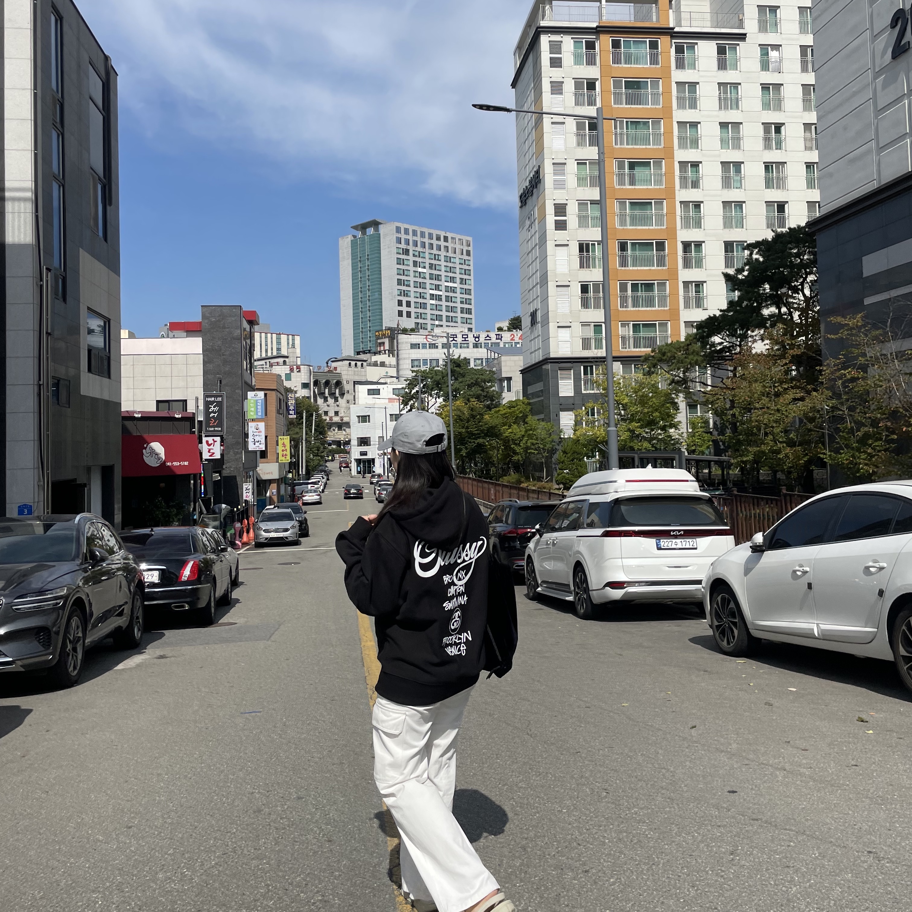 Stussy World Tour Hoodie Black 2023 착용 스타일 - 2