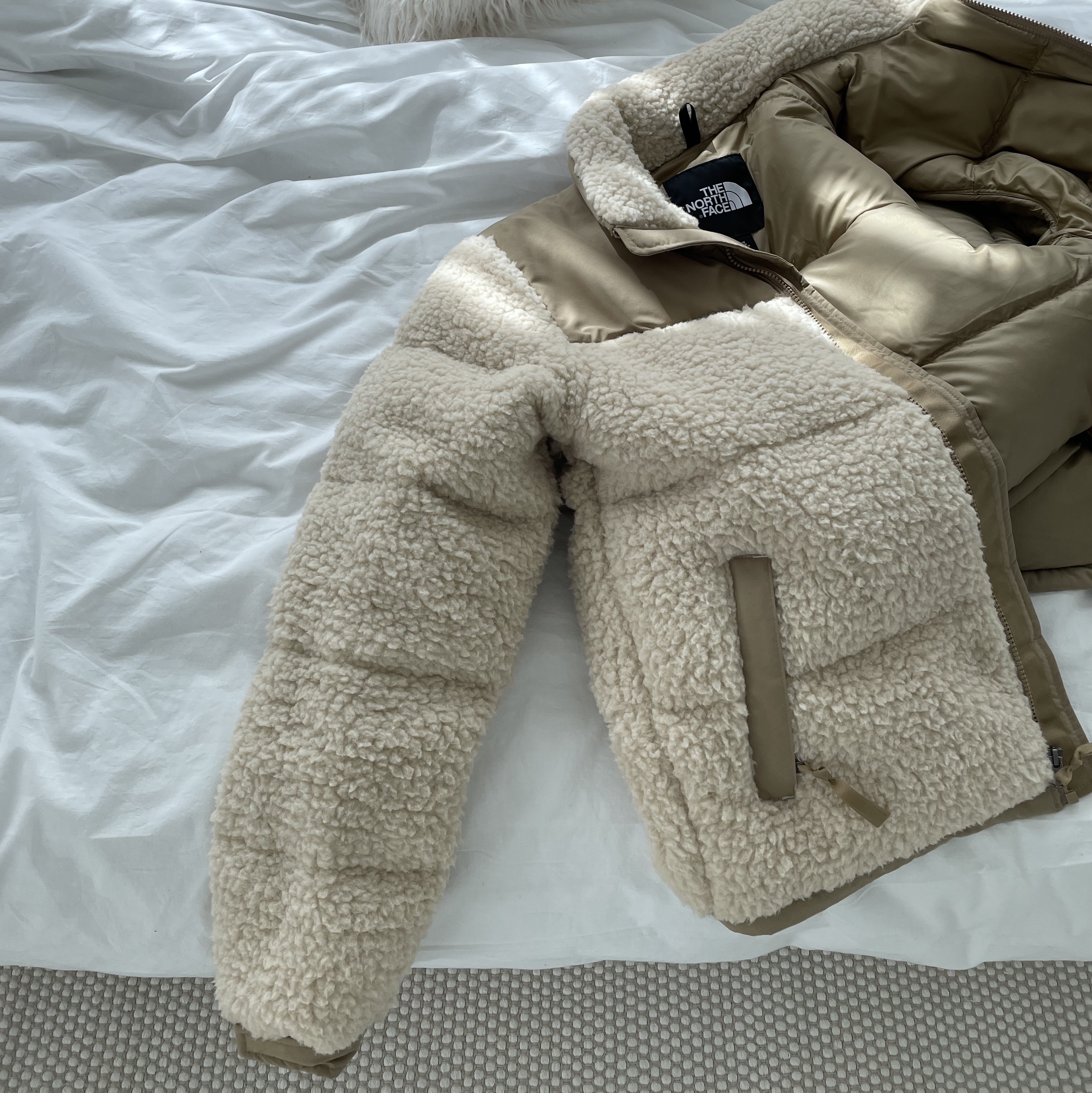 The North Face Sherpa Nuptse Jacket Beige 착용 스타일