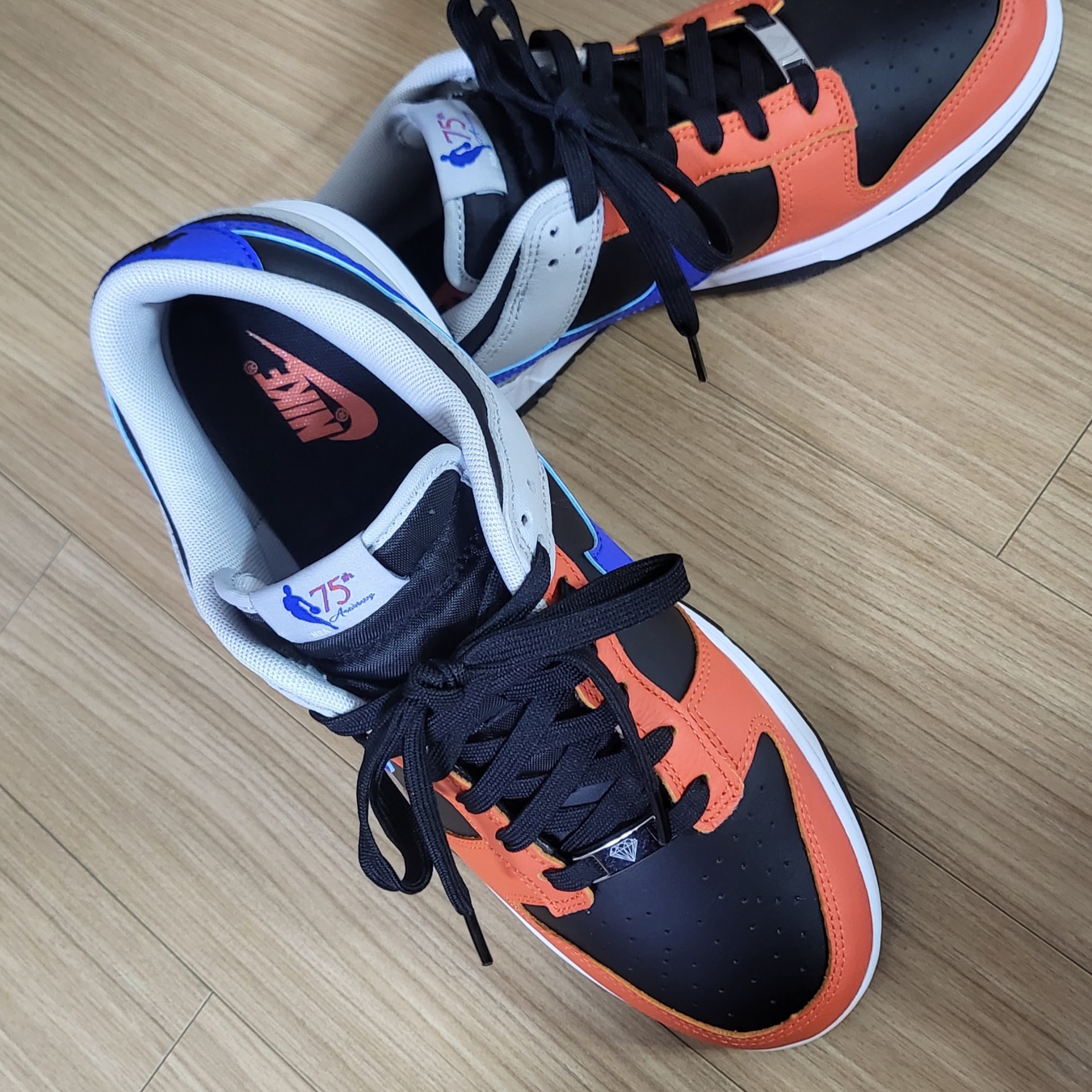 Nike x NBA Dunk Low Retro EMB Racer Blue and Orange 착용 스타일 - 1