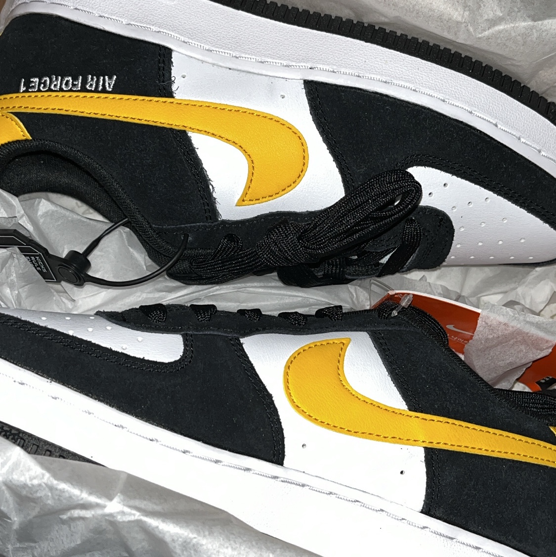 (GS) Nike Air Force 1 LV8 Athletic Club Black Dark Sulfur 착용 스타일