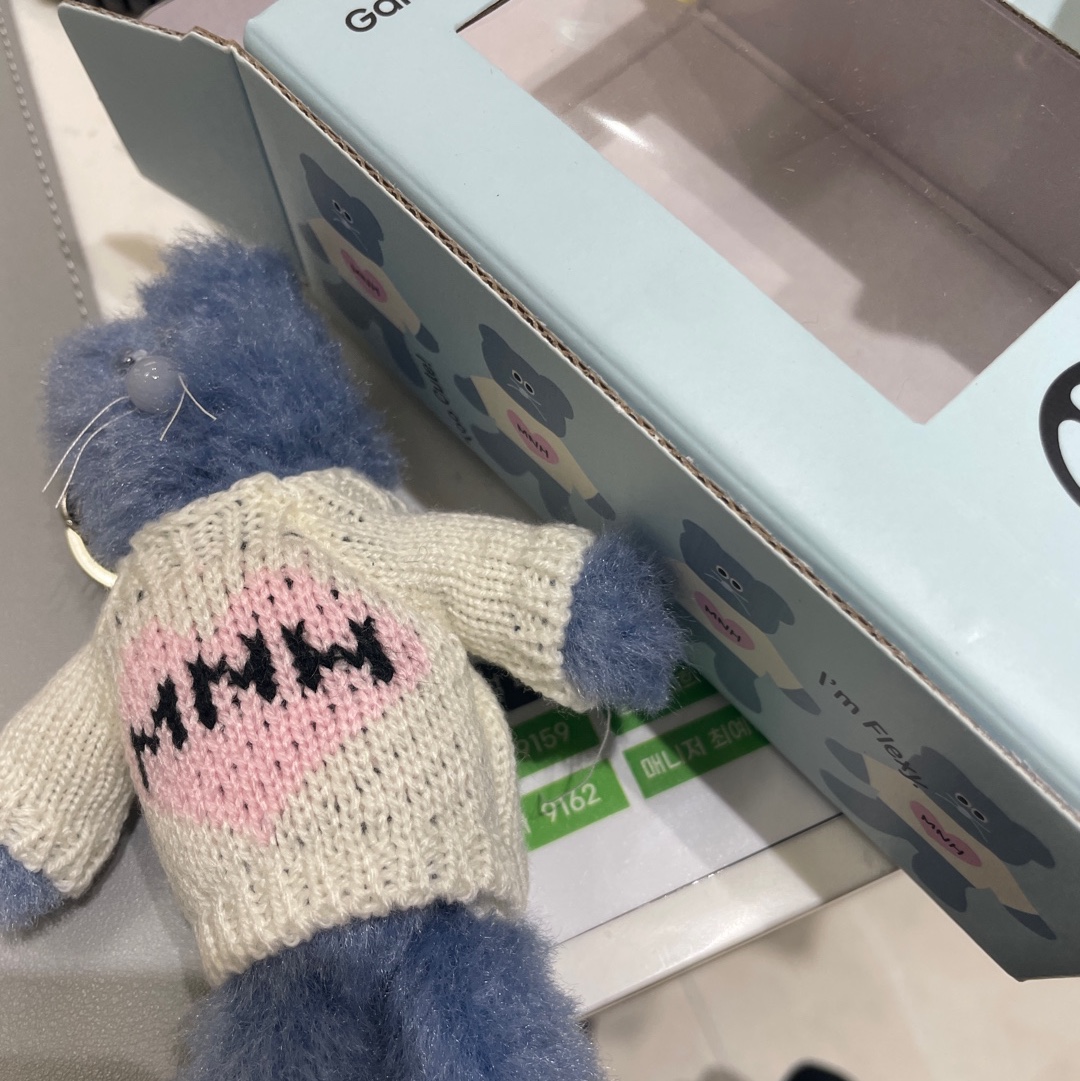 Monamhee Love Flexy Keyring Blue 착용 스타일