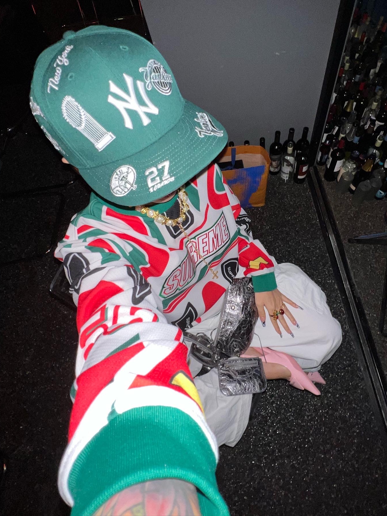 Supreme Decals Moto Jersey White - 22FW, Balenciaga Le Cagole Mini Multipouch Metallized Silver 착용 스타일 - 1