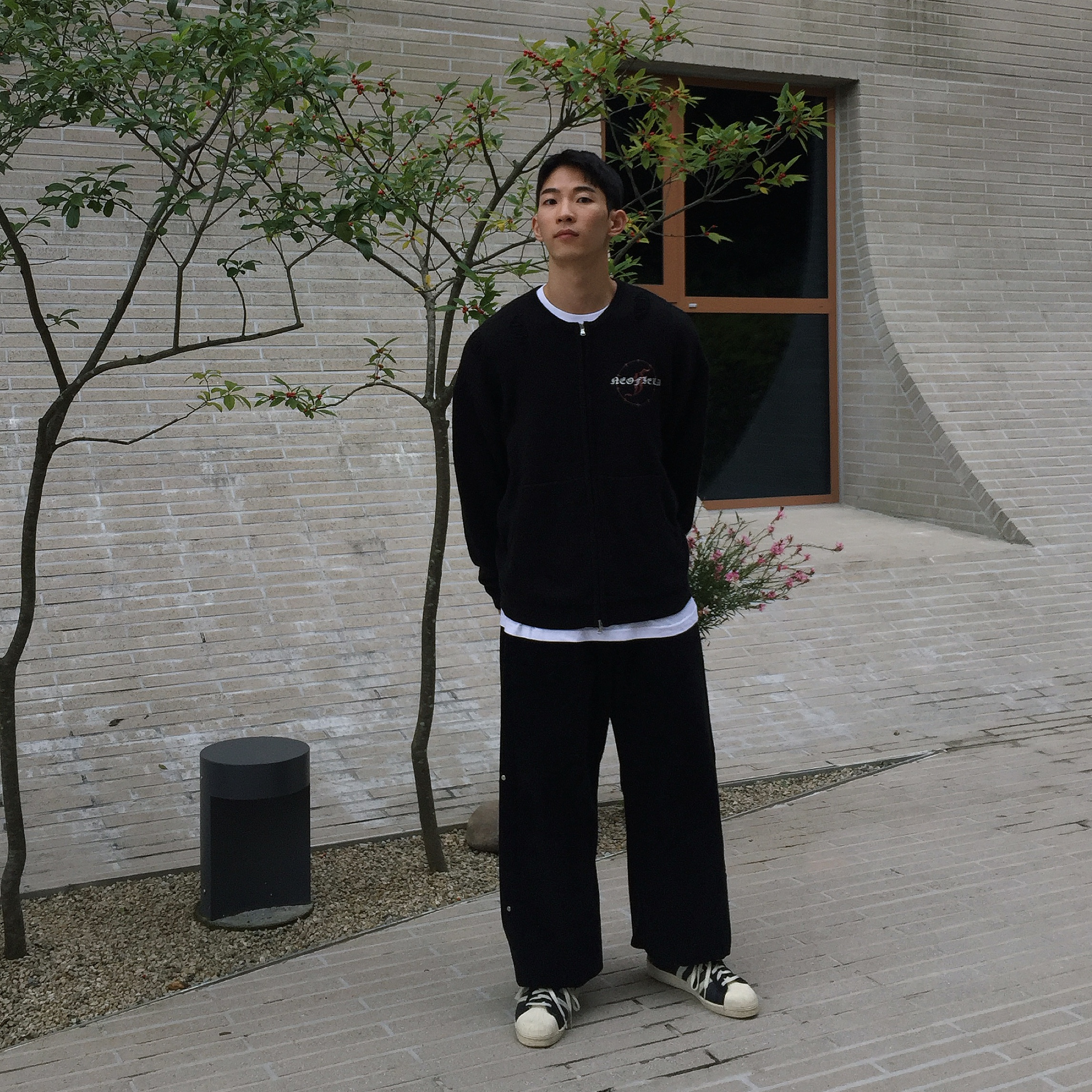 Adidas Superstar 82 Black White 착용 스타일 - 2