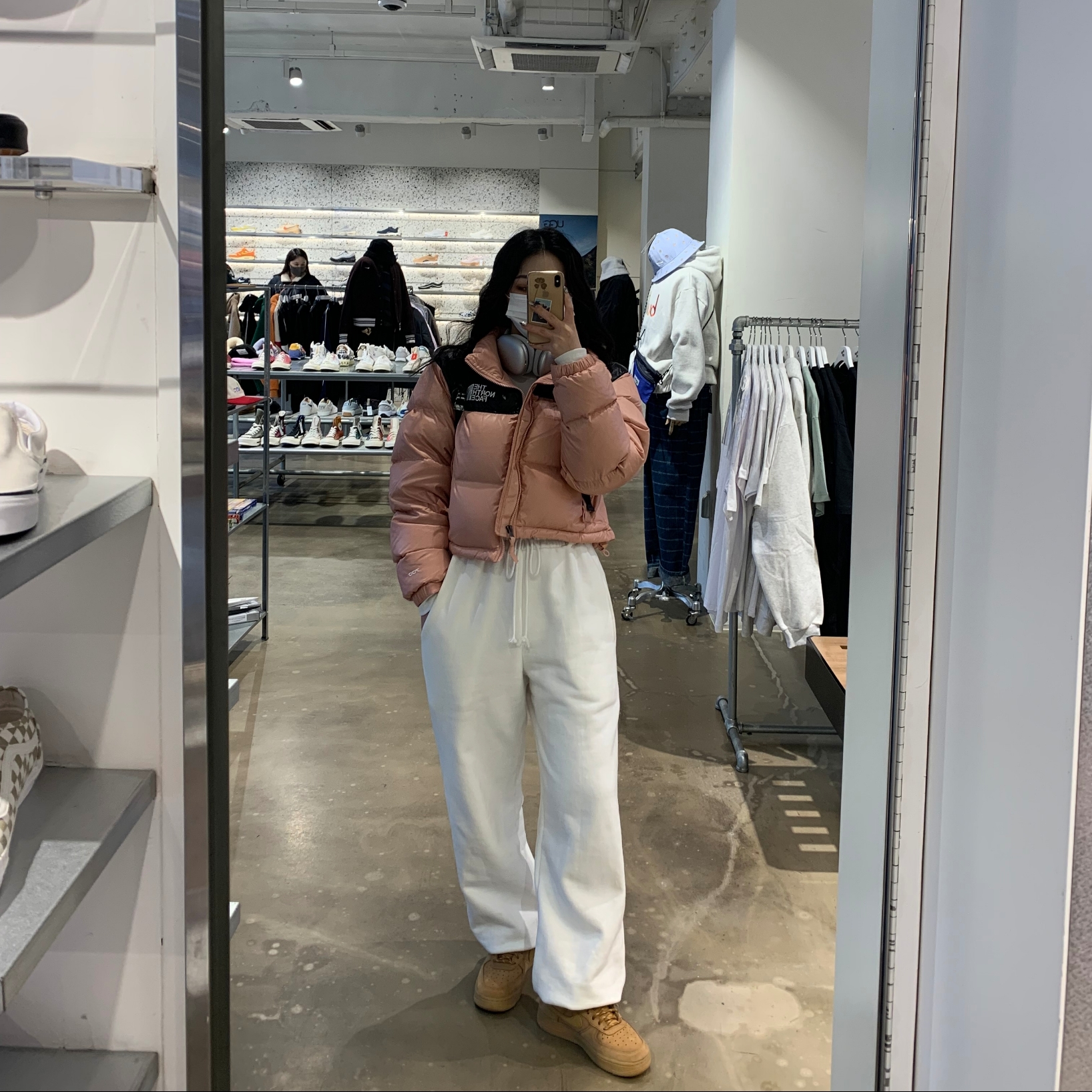 Apple AirPods Max Lightning Silver (Korean Ver.), Nike Air Force 1 '07 WB Flax 착용 스타일 - 2
