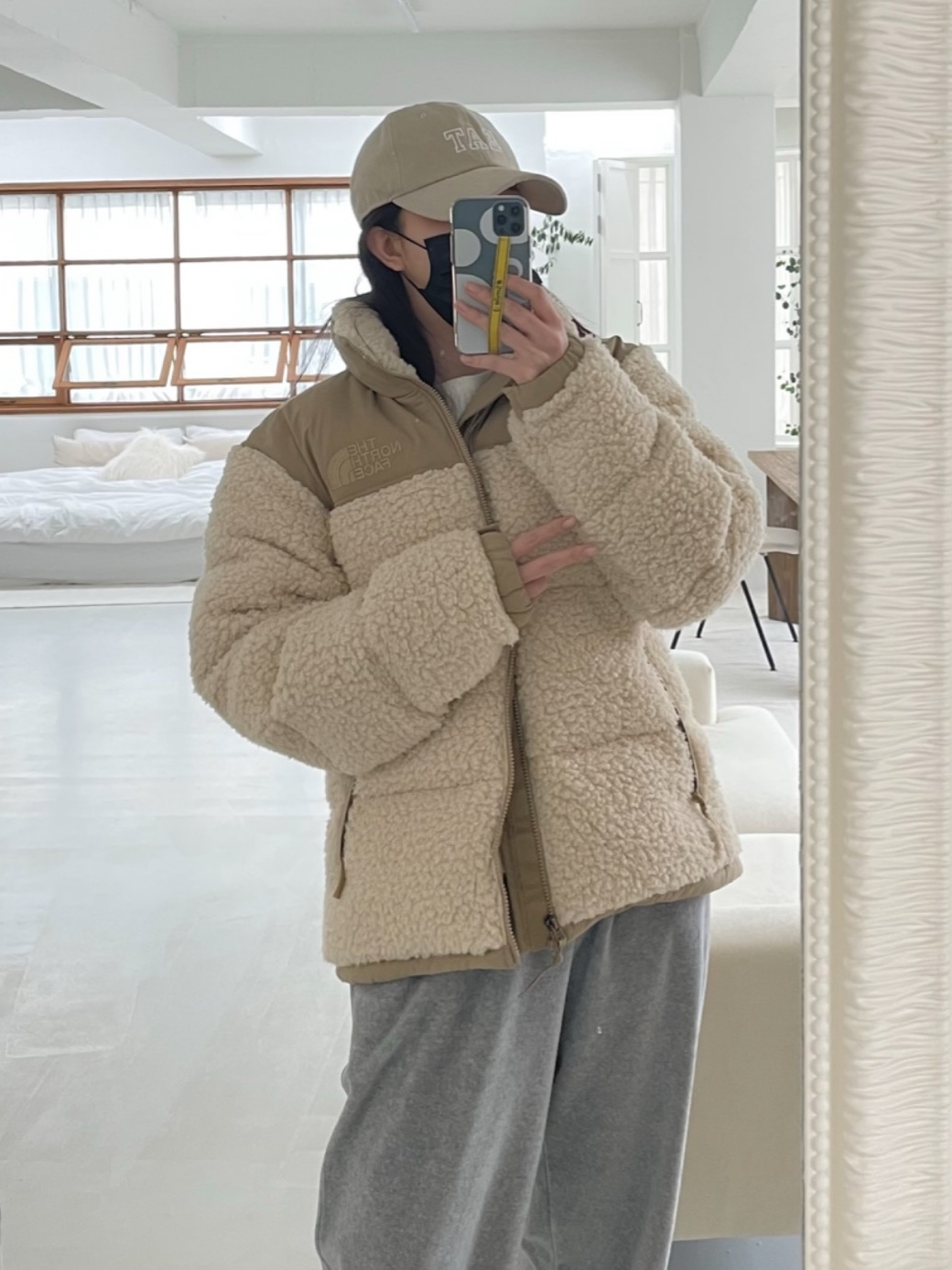 The North Face Sherpa Nuptse Jacket Beige 착용 스타일