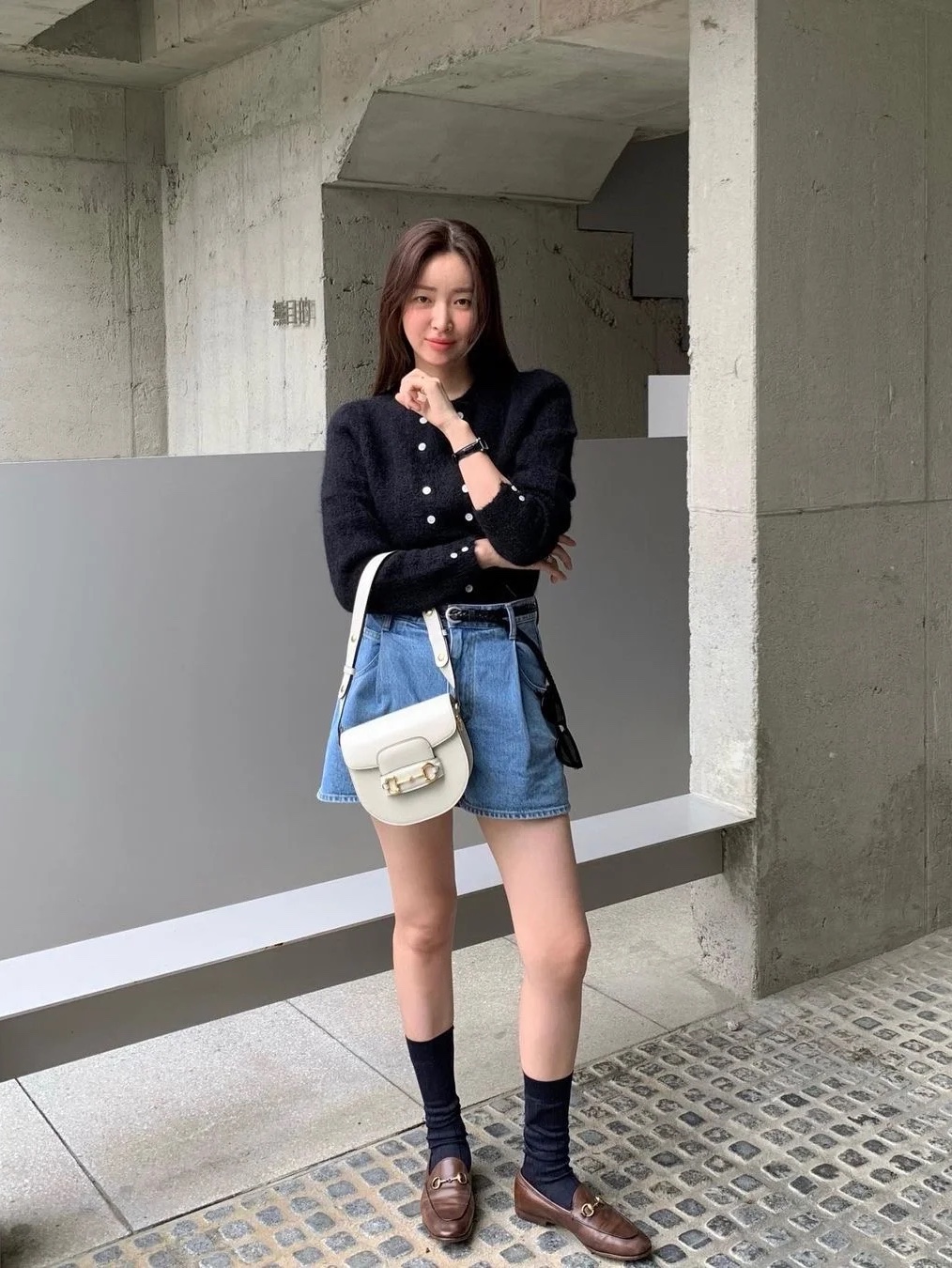 Prada Arque Leather Shoulder Bag Cognac, Celine Medium Ava Triomphe Bag in Triomphe Canvas Calfskin Tan 착용 스타일 - 7