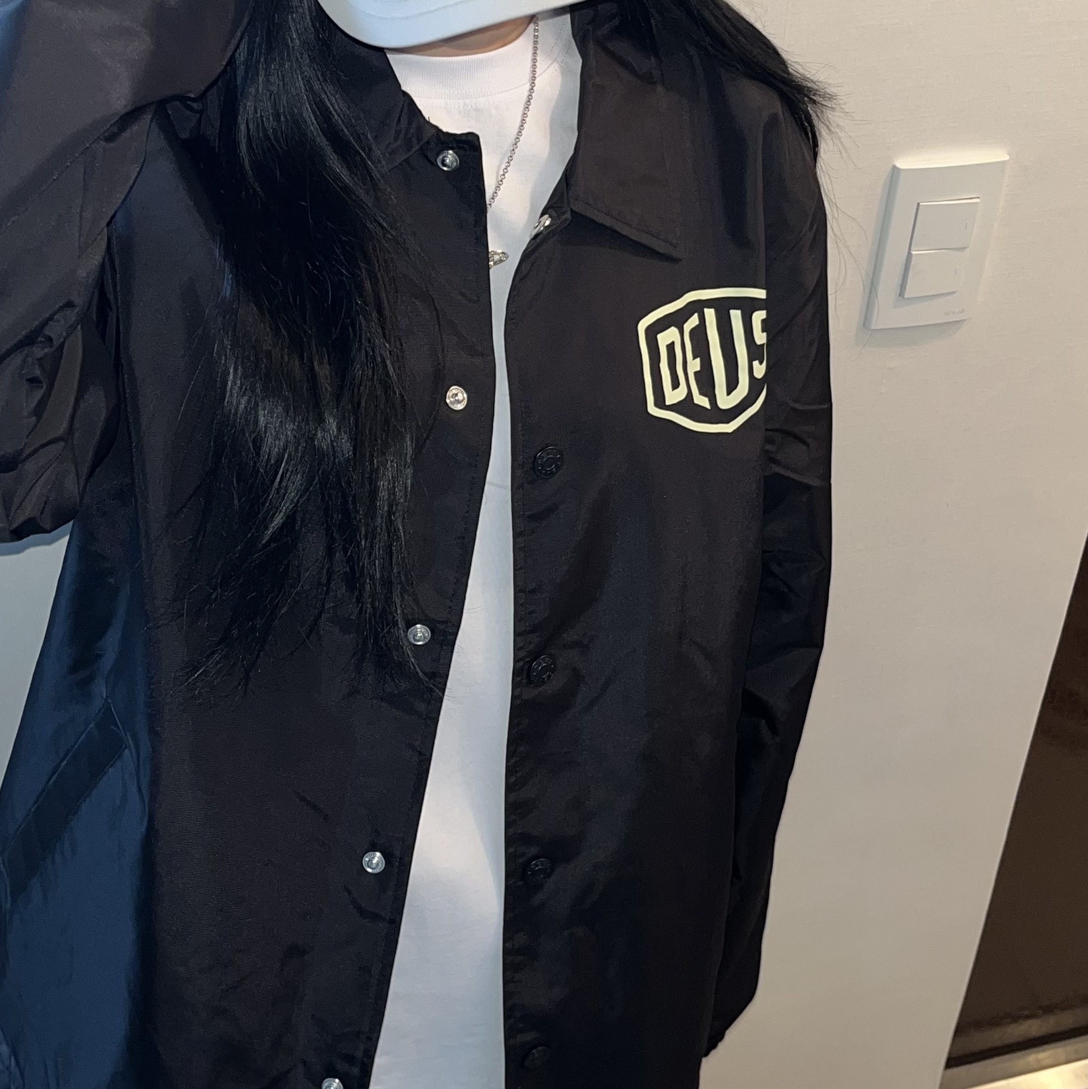 Deus Ex Machina Tokyo Asakusa Address Coach Jacket Black, Sansan Gear Wing Cap Grey - 23SS 착용 스타일 - 2
