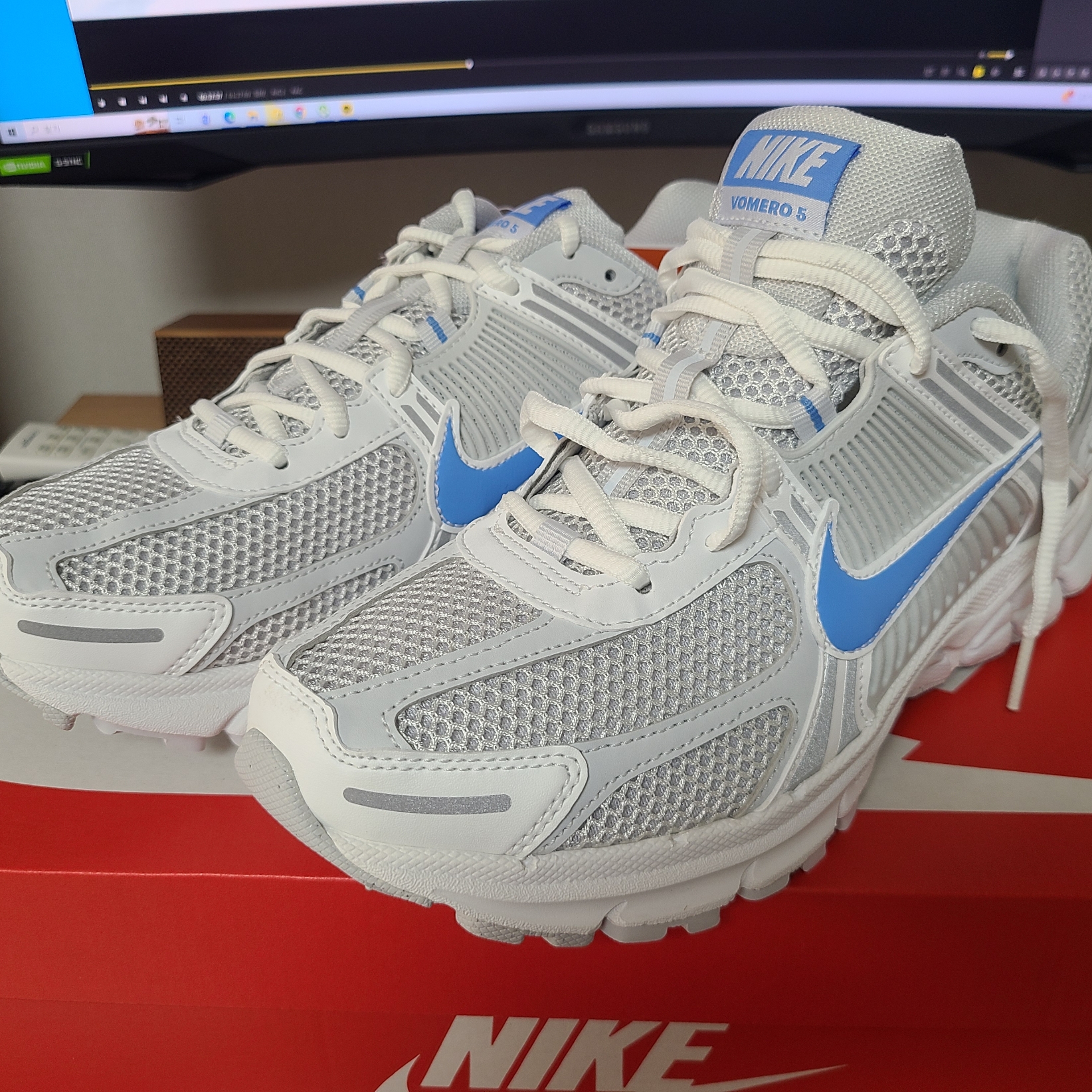 Nike Zoom Vomero 5 Photon Dust and University Blue 착용 스타일