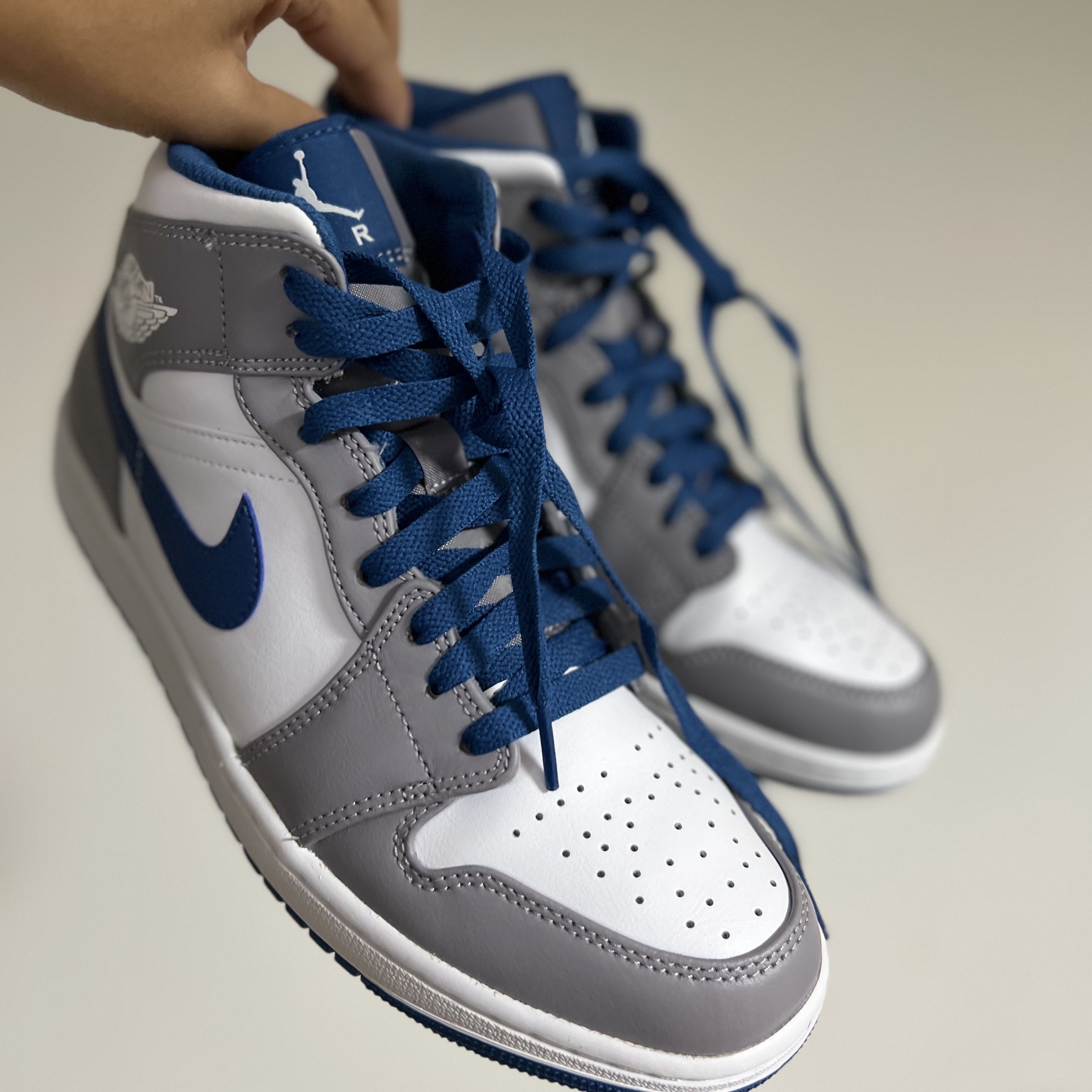 Jordan 1 Mid Cement Grey True Blue 착용 스타일 - 1