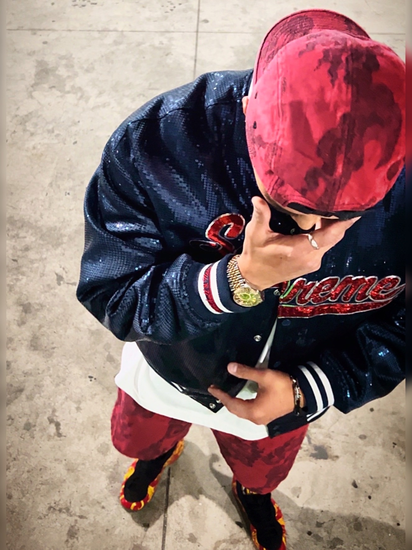 Supreme Flames Jacquard Denim Camp Cap Washed Red - 23SS, Supreme Flames Jacquard Baggy Denim Shorts Washed Red - 23SS 착용 스타일 - 5