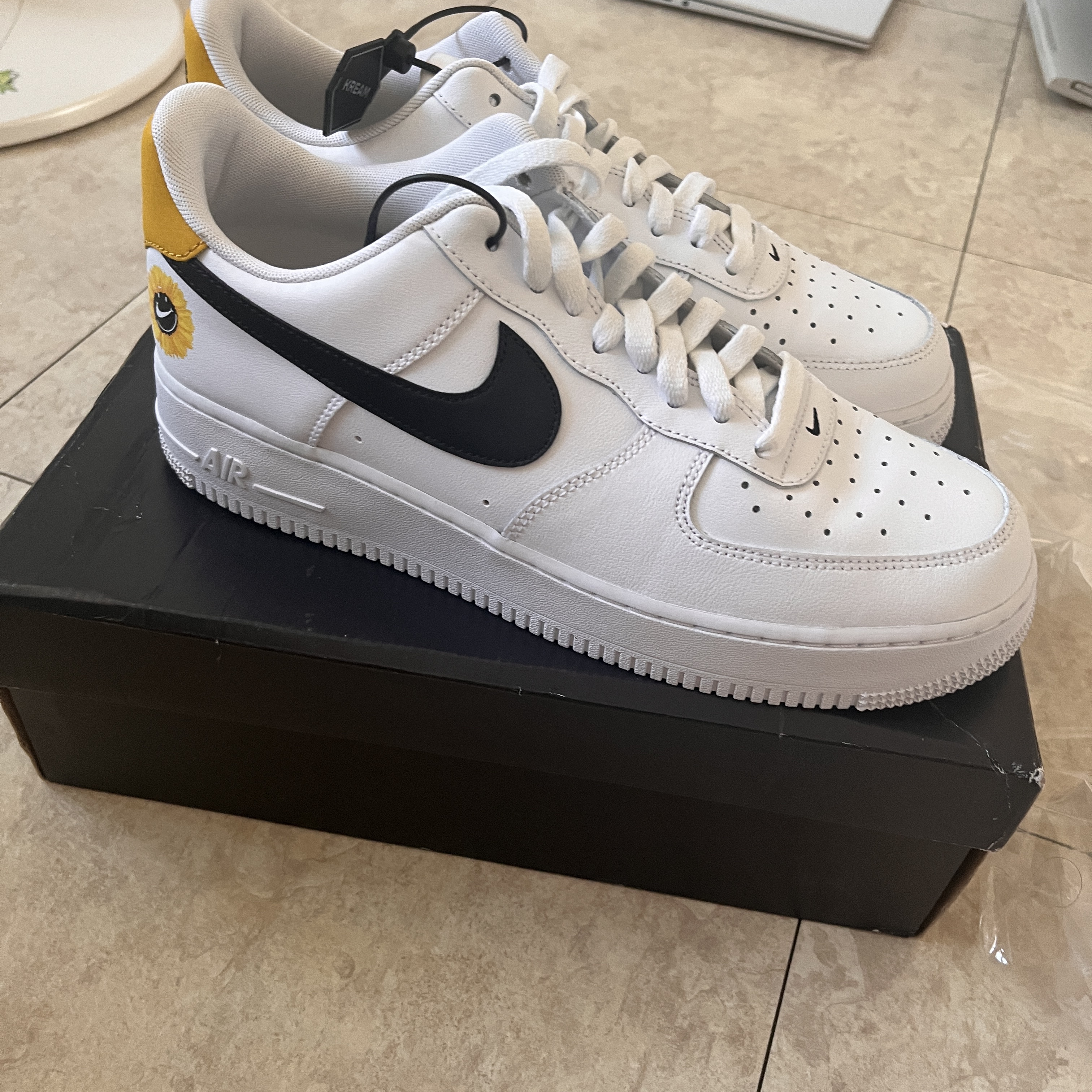 Nike Air Force 1 '07 LV8 2 Have a Nike Day 착용 스타일