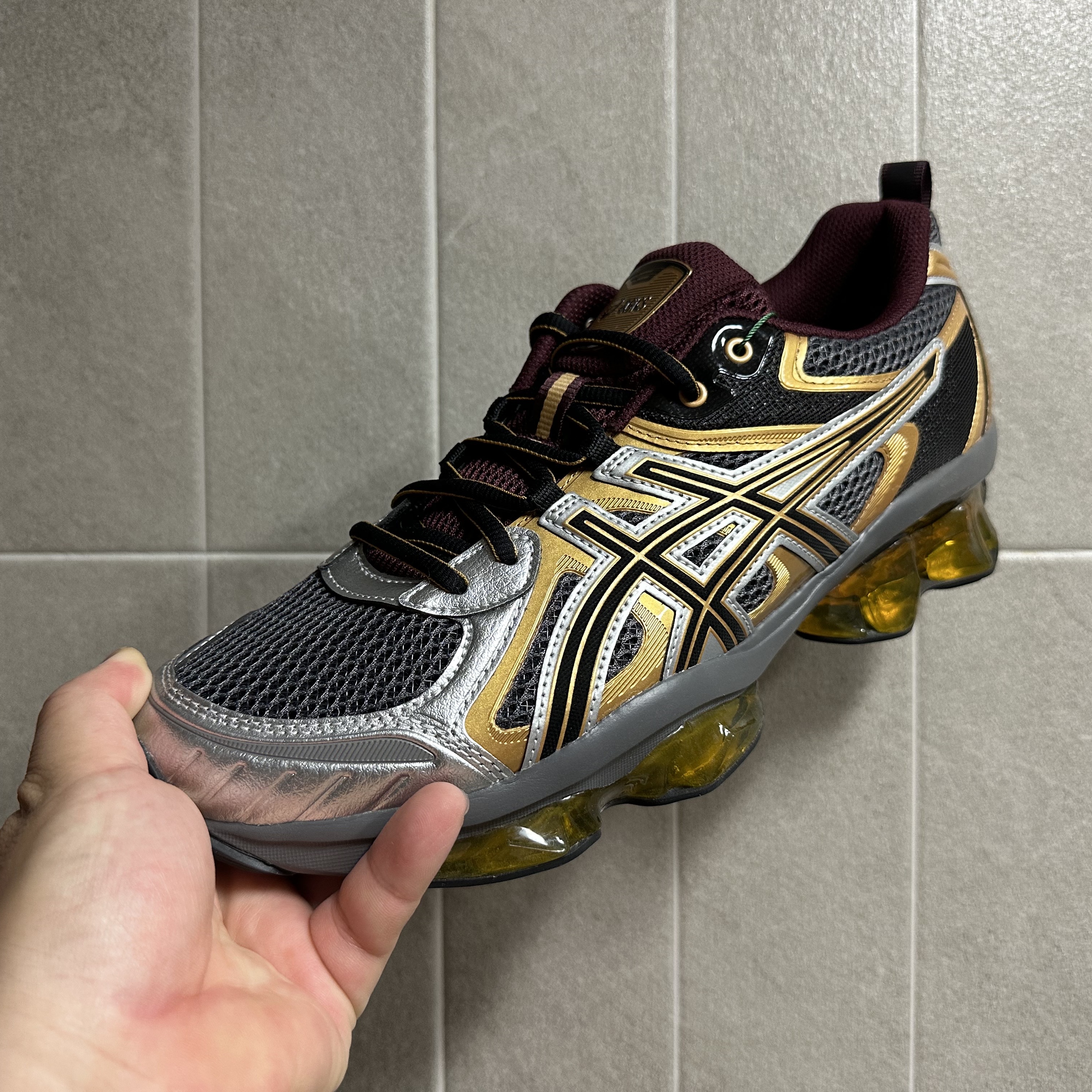 Asics Gel-Quantum Kinetic Carbon Pure Gold 착용 스타일