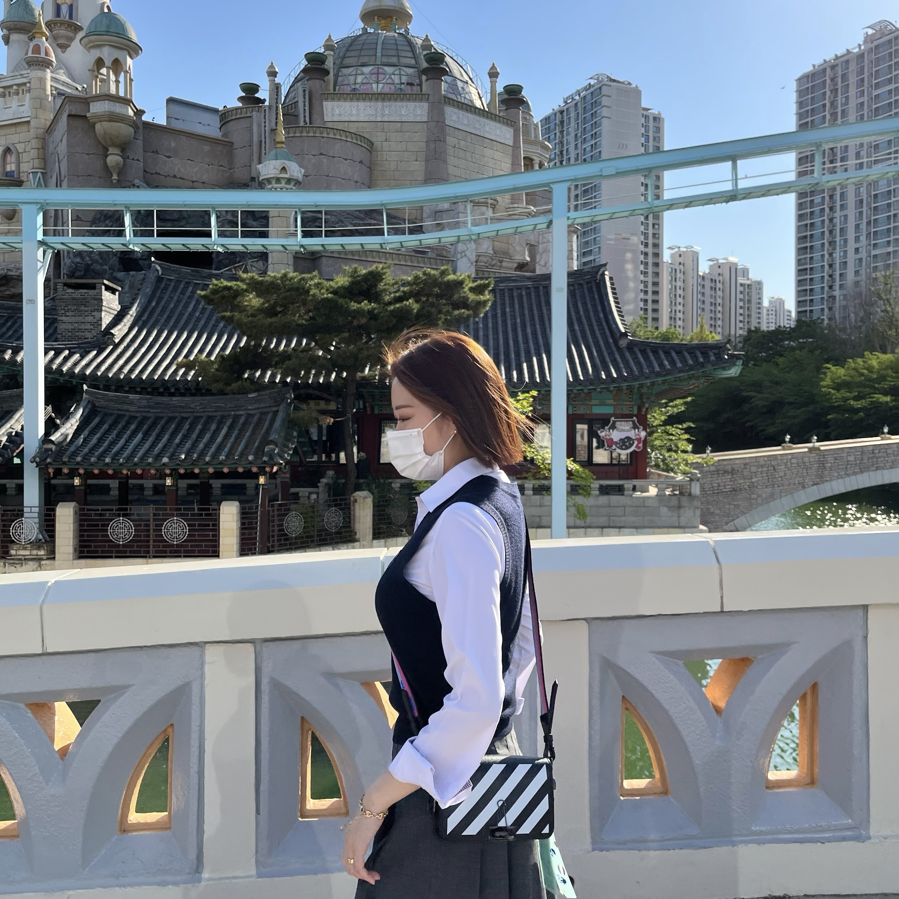Off-White Diagonal Stripe Flap Bag Black 착용 스타일